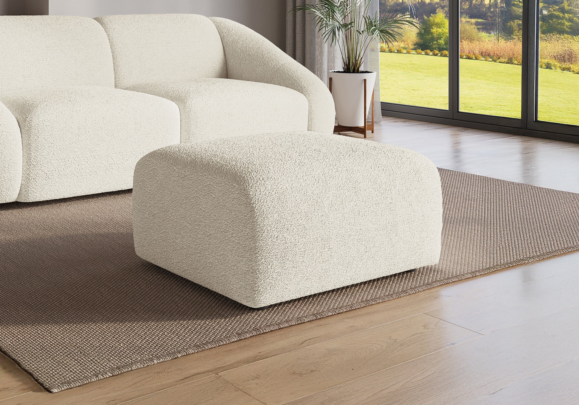 Puf de tela de bucle color blanco roto NYLA