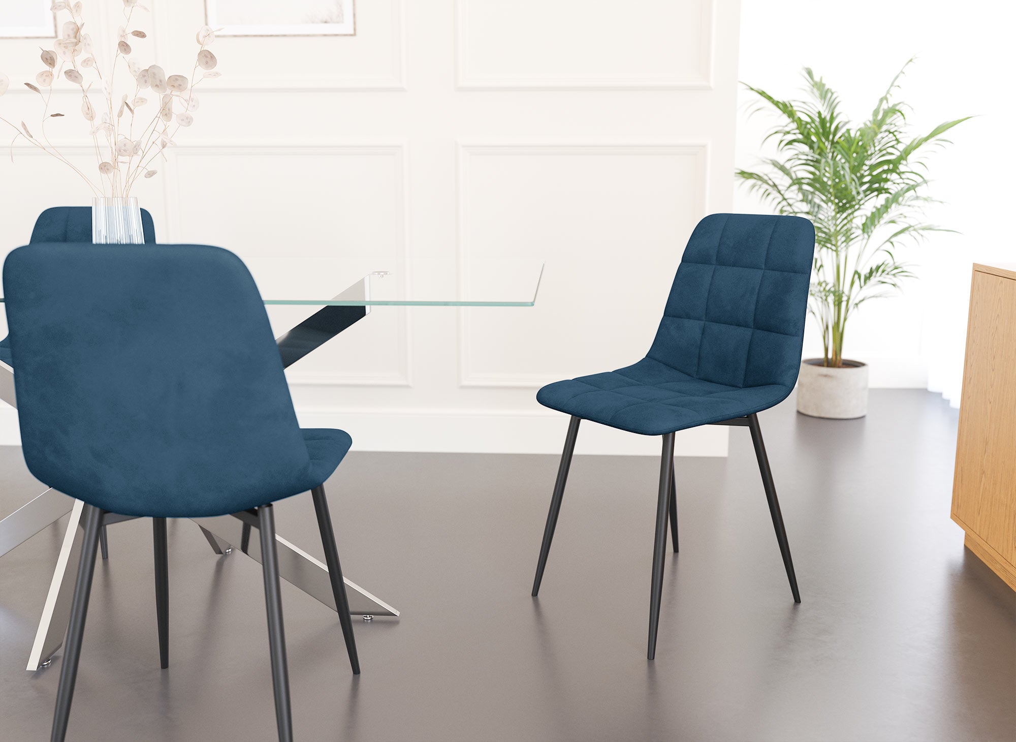 Juego de 4 sillas JEREMI tapizadas en terciopelo azul.