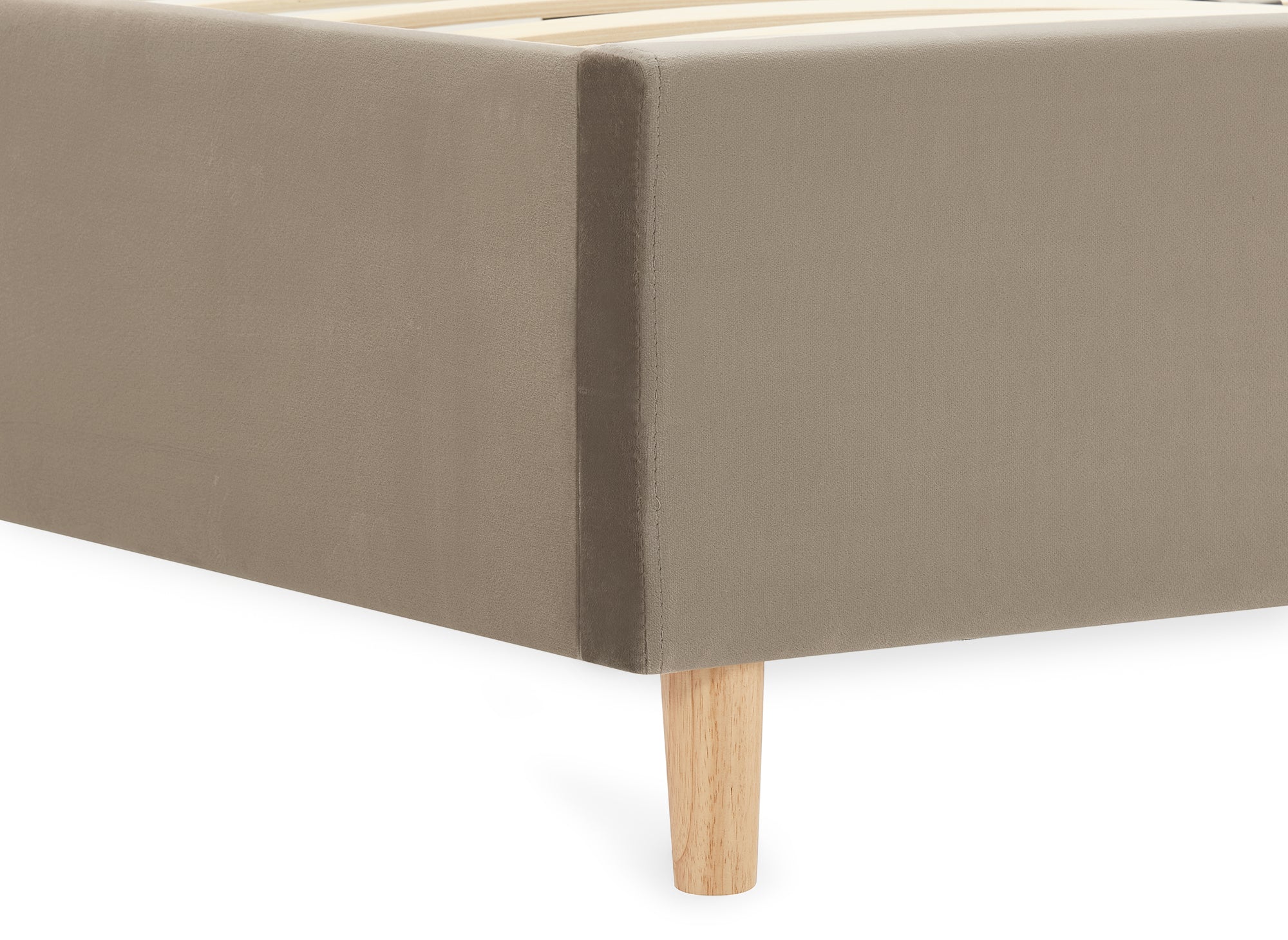 Cama doble tapizada en terciopelo color topo MAREVA de 160x200 cm