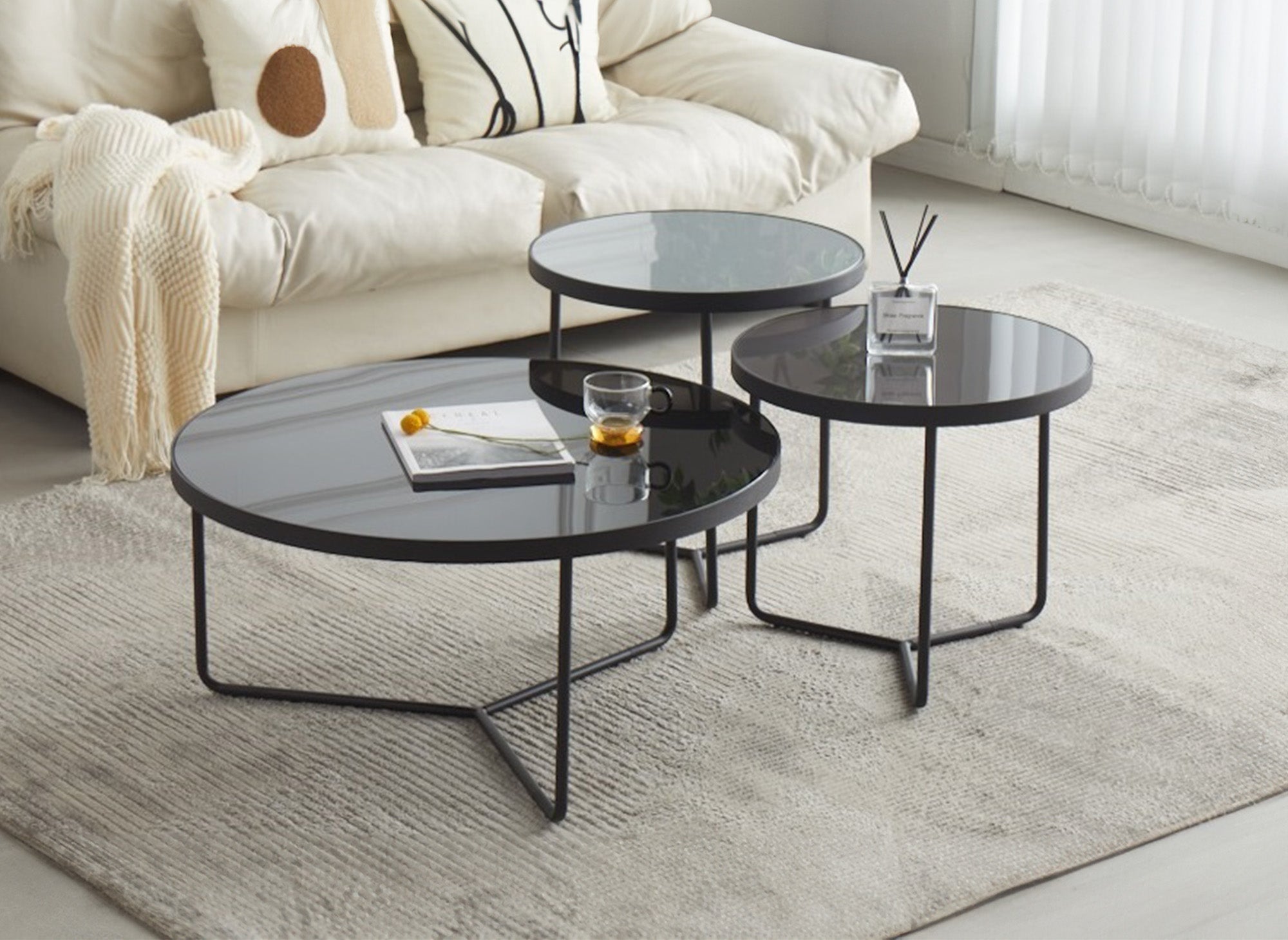 Juego de 3 mesas de centro redondas de cristal con patas de metal negro JAKIE