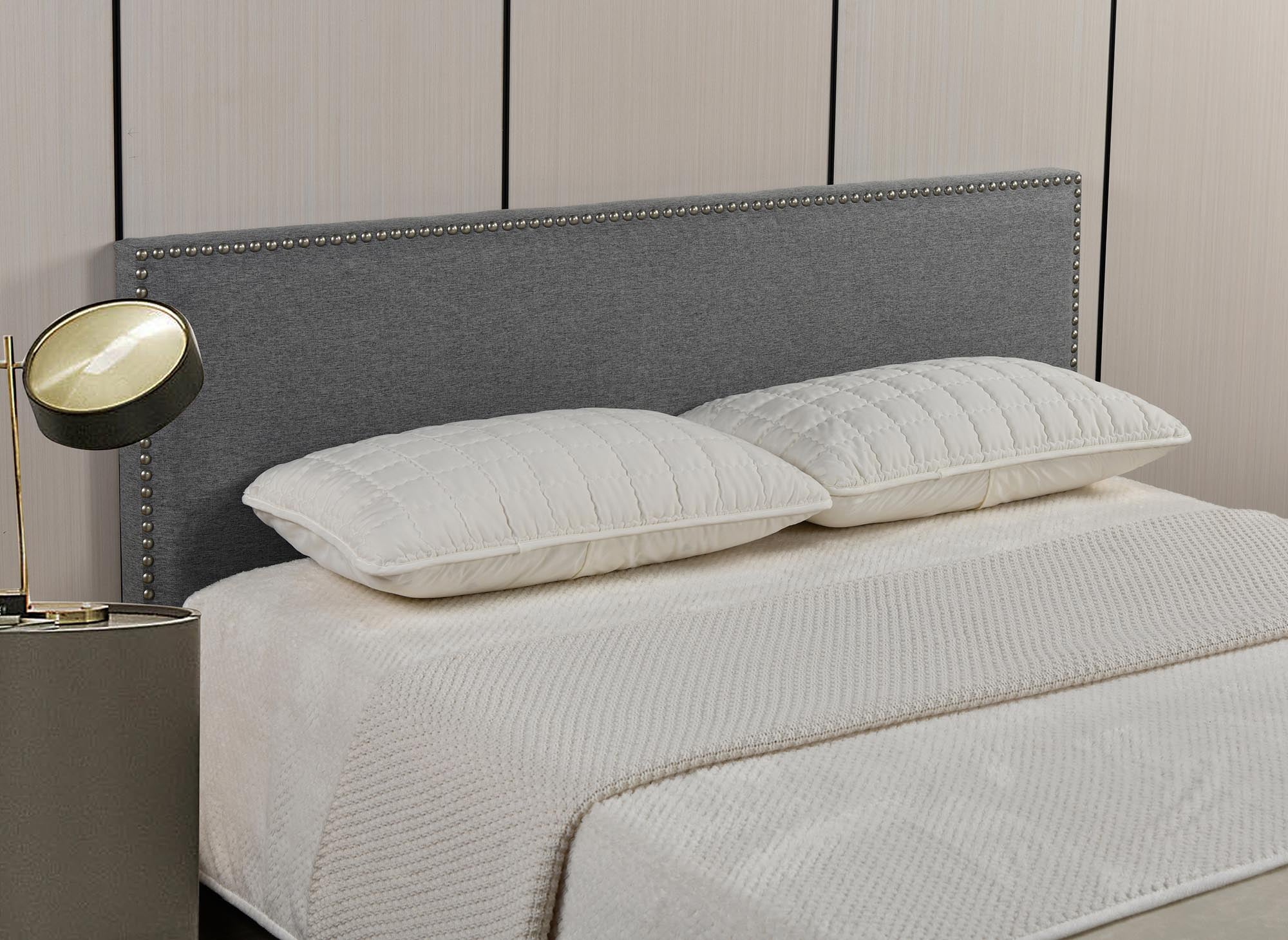 Cabecero LINDA de 160 cm con tachuelas y tapizado en lino gris