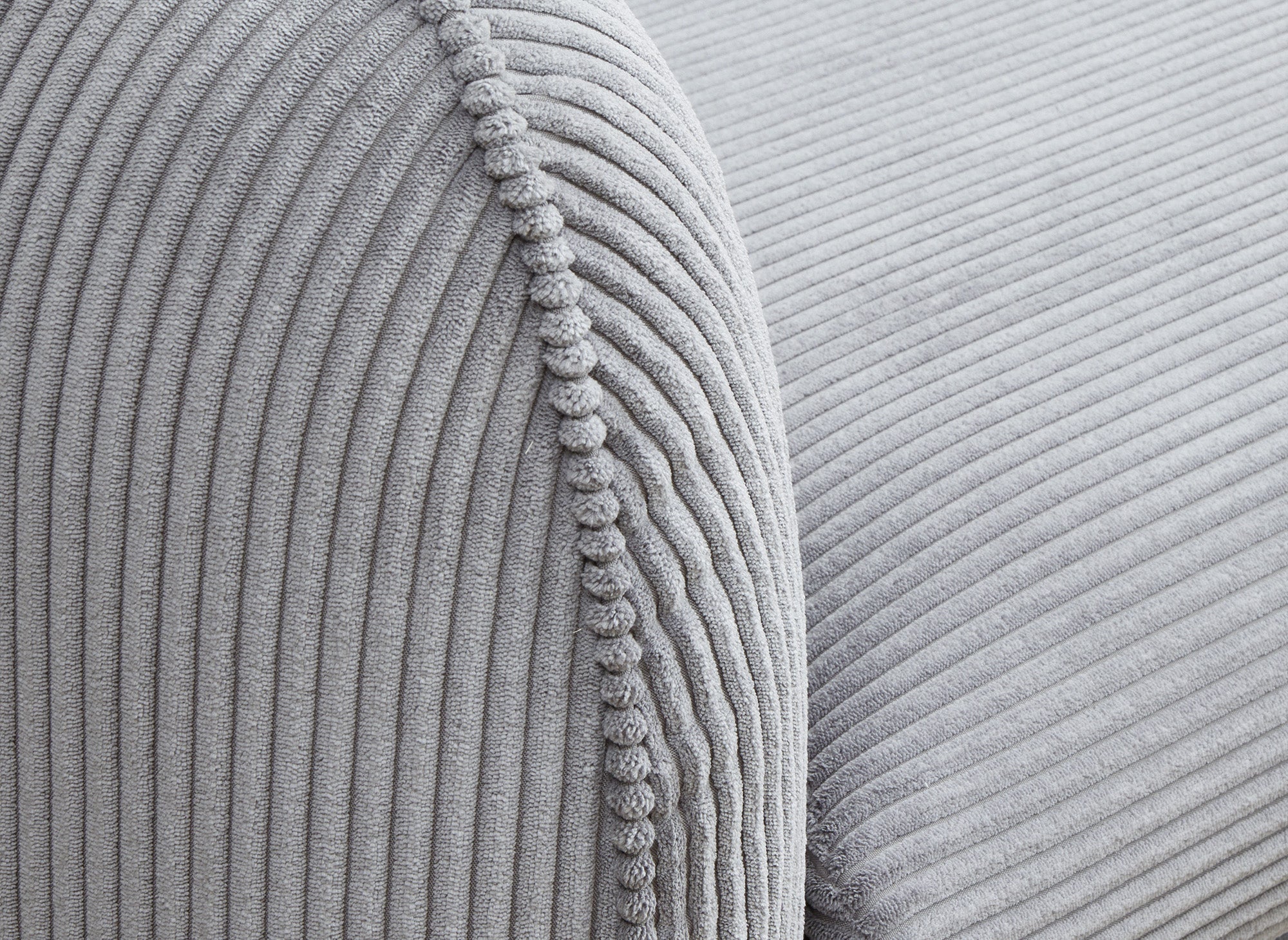 Sofá ANDREA de 3 plazas en terciopelo gris de rayas anchas