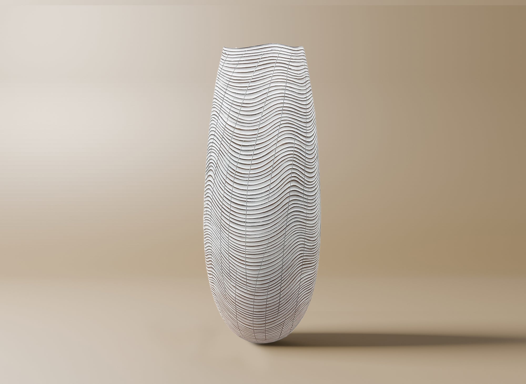 Jarrón de diseño Wave de resina blanca, 51 cm de alto