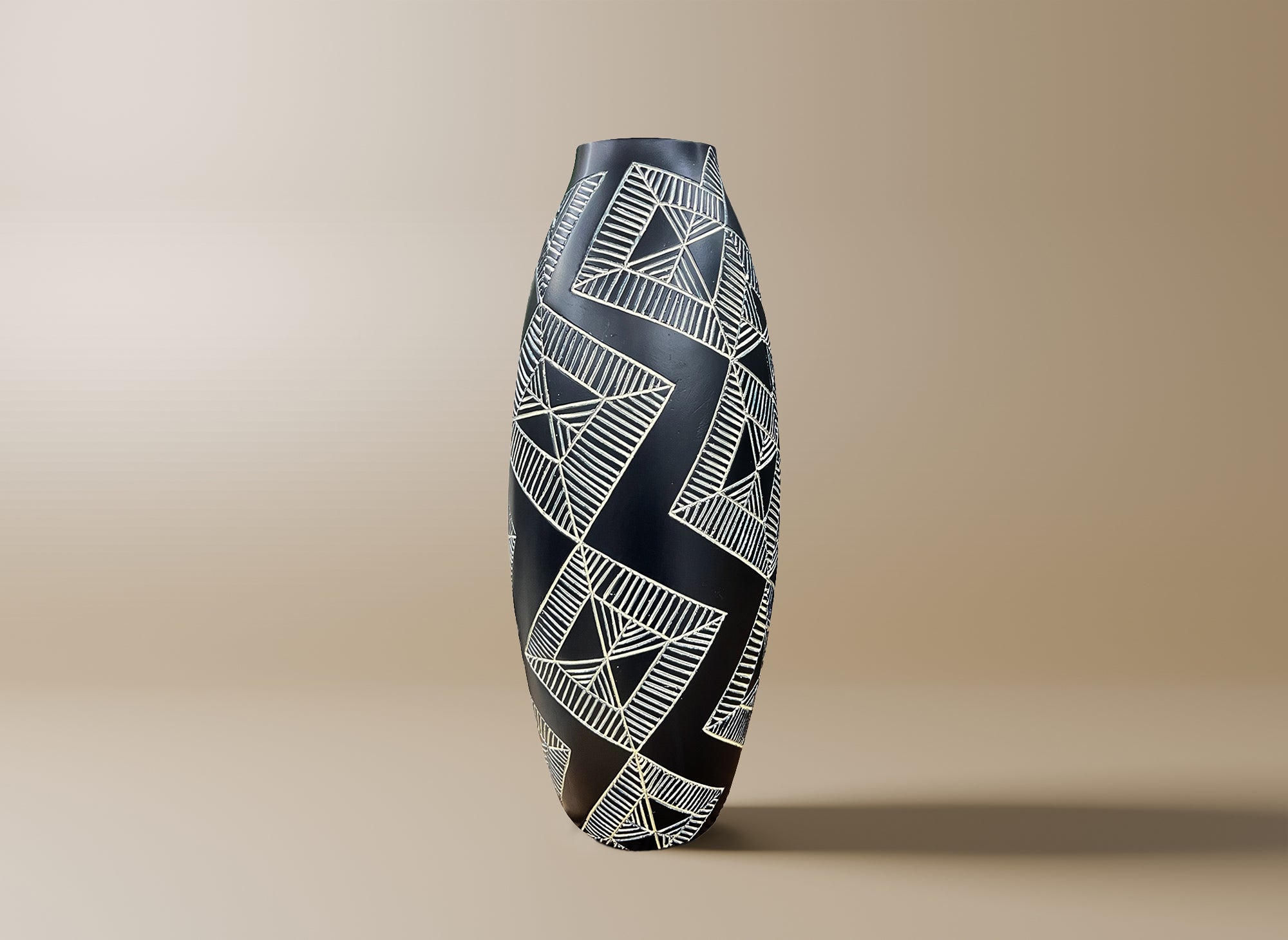 Jarrón étnico de poliresina en blanco y negro, 43 cm de alto, maorí