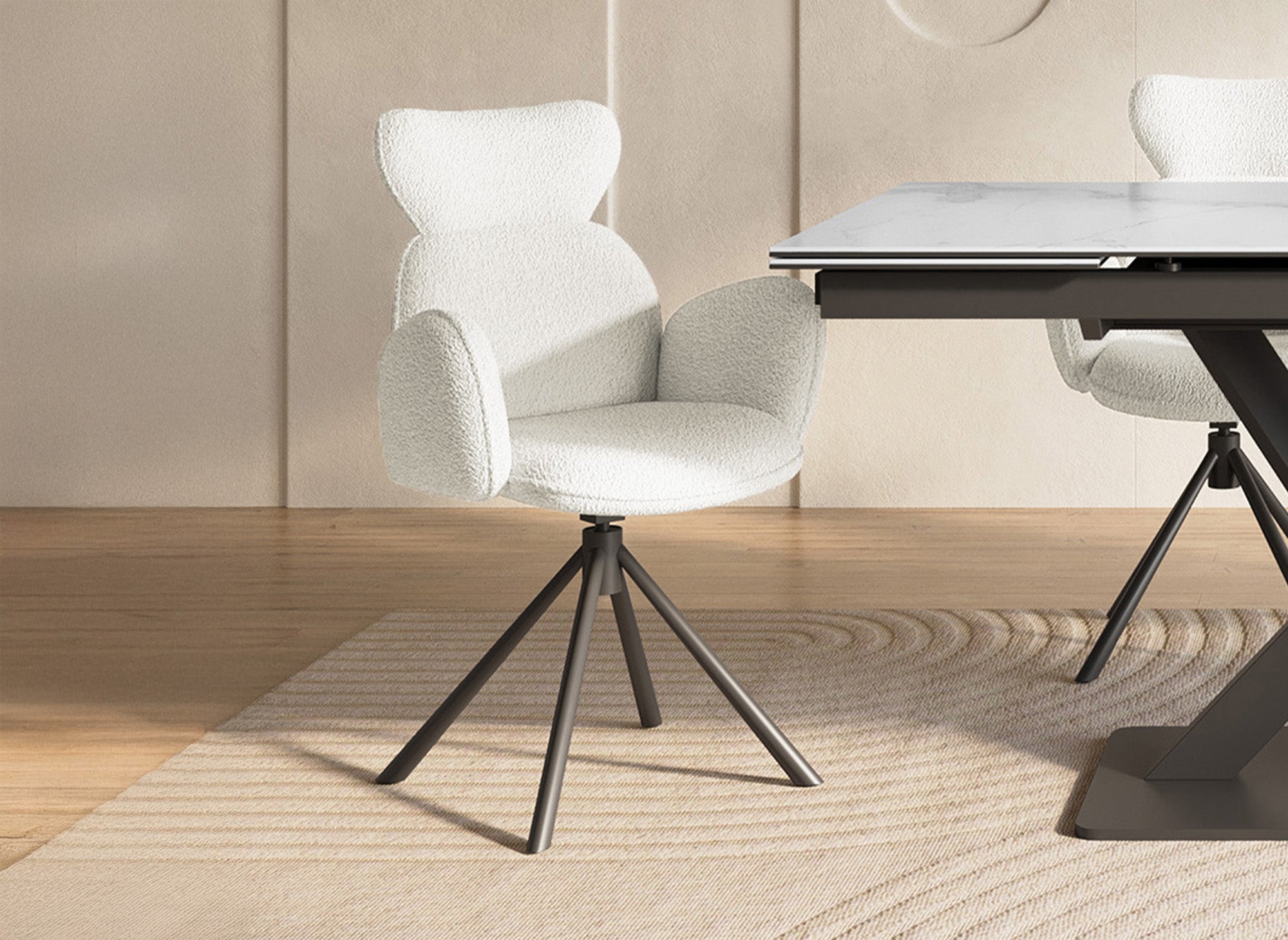 Juego de 2 sillones giratorios MAGY con reposabrazos en tela color beige con efecto piel de oveja.