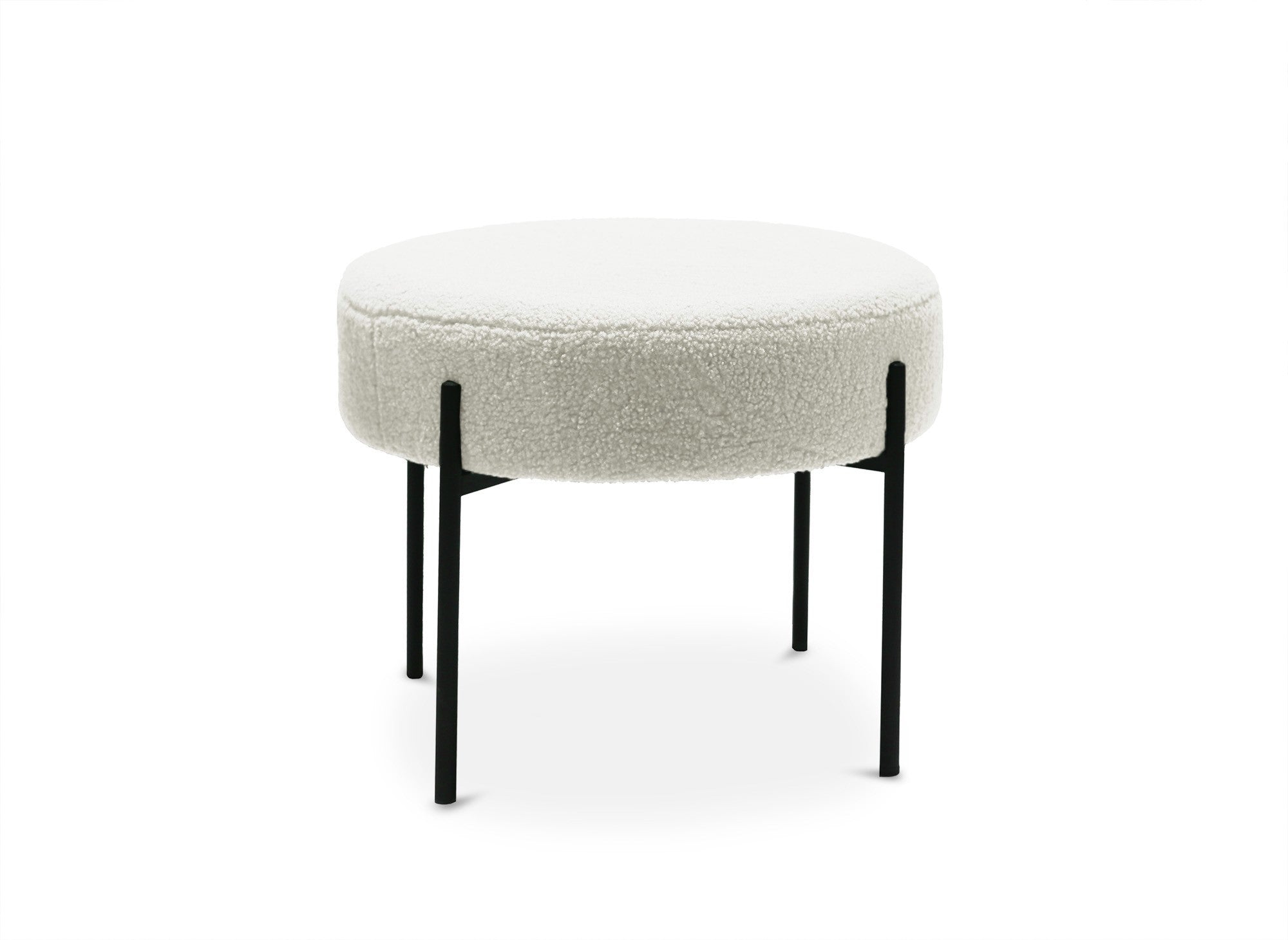 Puf LEYAN en tejido color crudo con efecto piel de oveja y patas de metal negro.