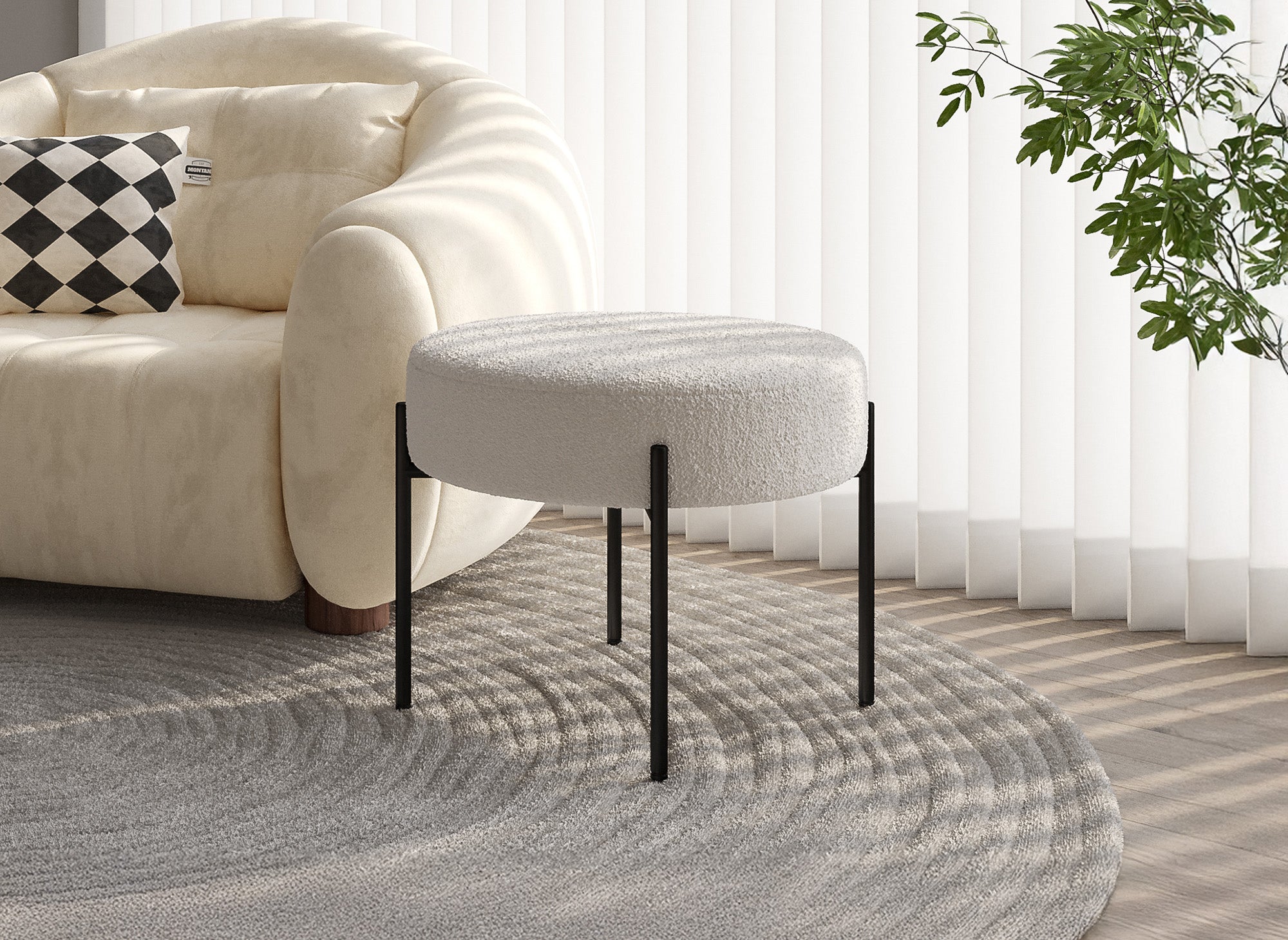 Puf LEYAN en tejido color crudo con efecto piel de oveja y patas de metal negro.