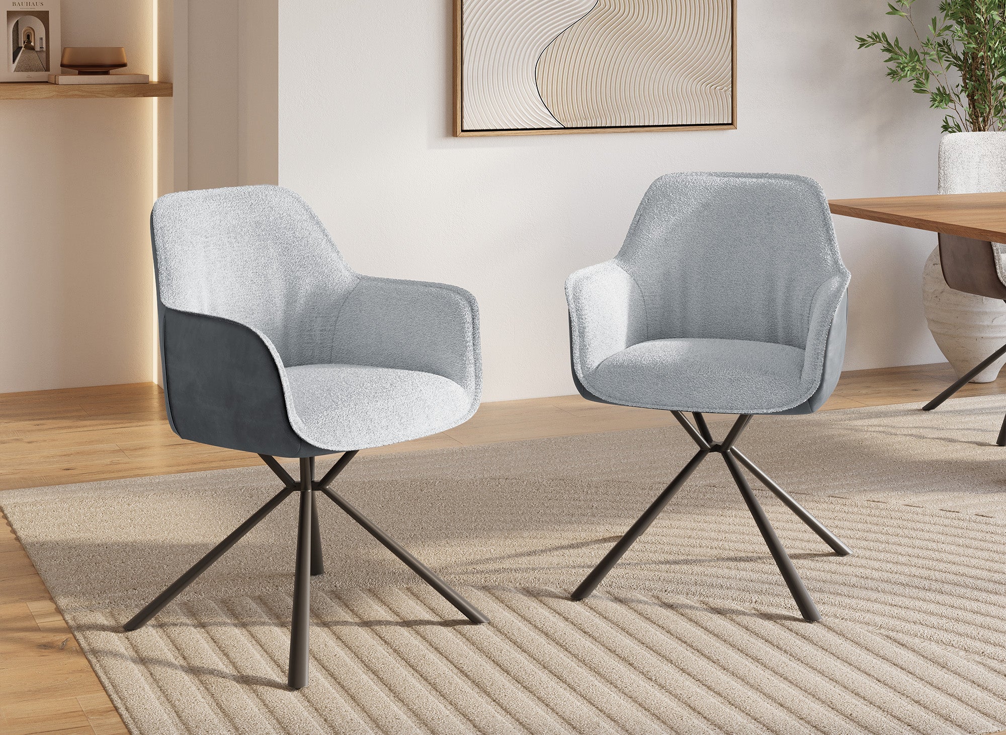 Juego de 2 sillas PIRO con reposabrazos, tapizadas en tela rizada y piel sintética gris.