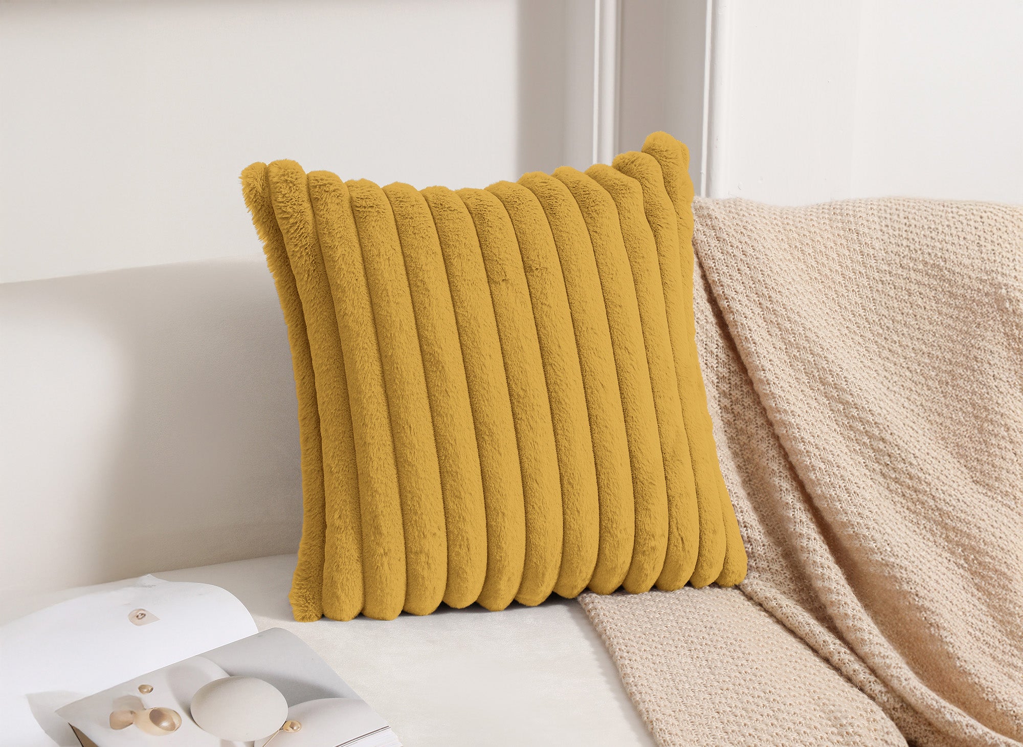 Cojín cuadrado de pana color mostaza con efecto piel, 45x45 cm