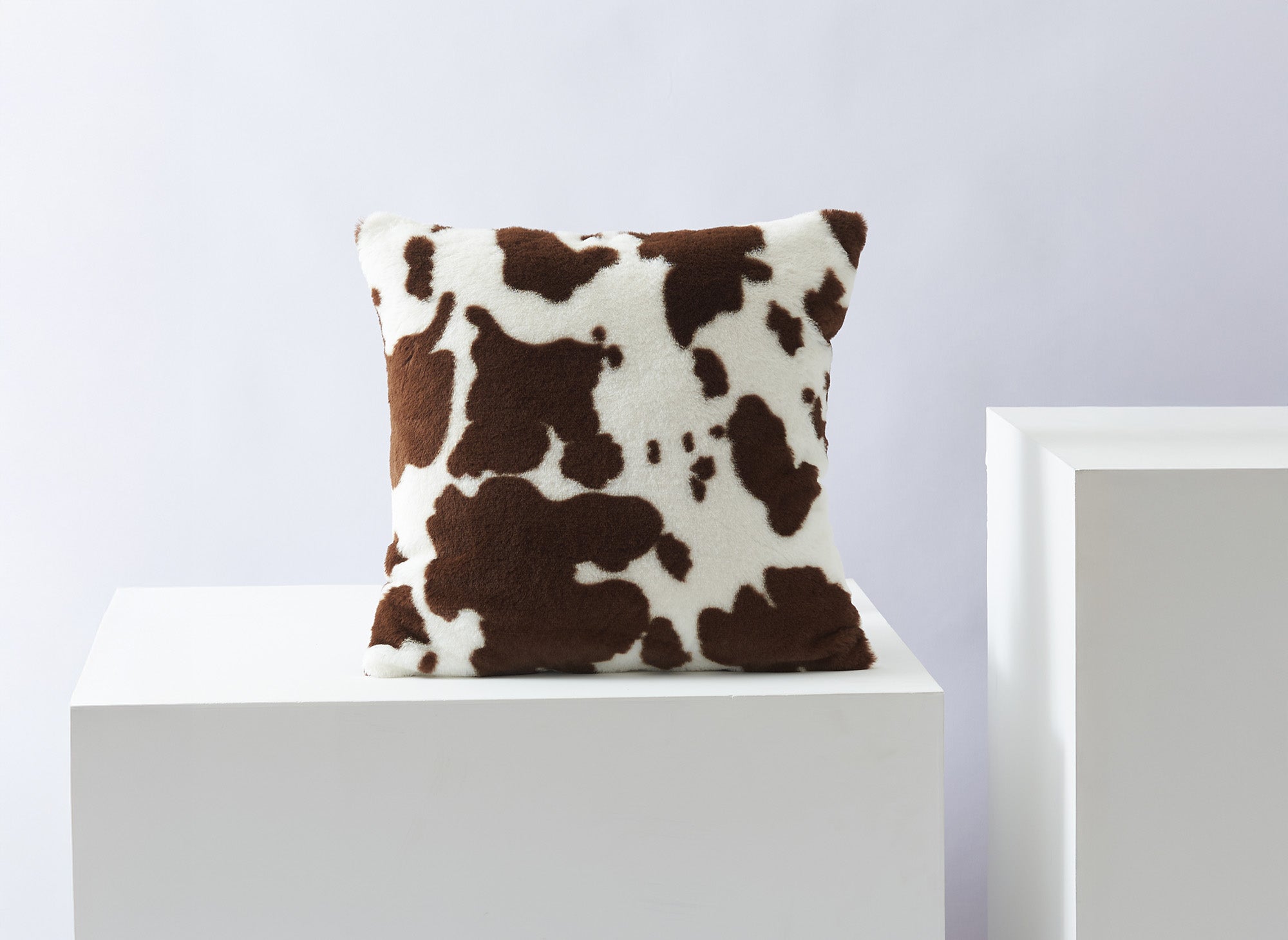 Cojín cuadrado SAKINA de 45x45 cm en tejido efecto piel de vaca marrón y blanco