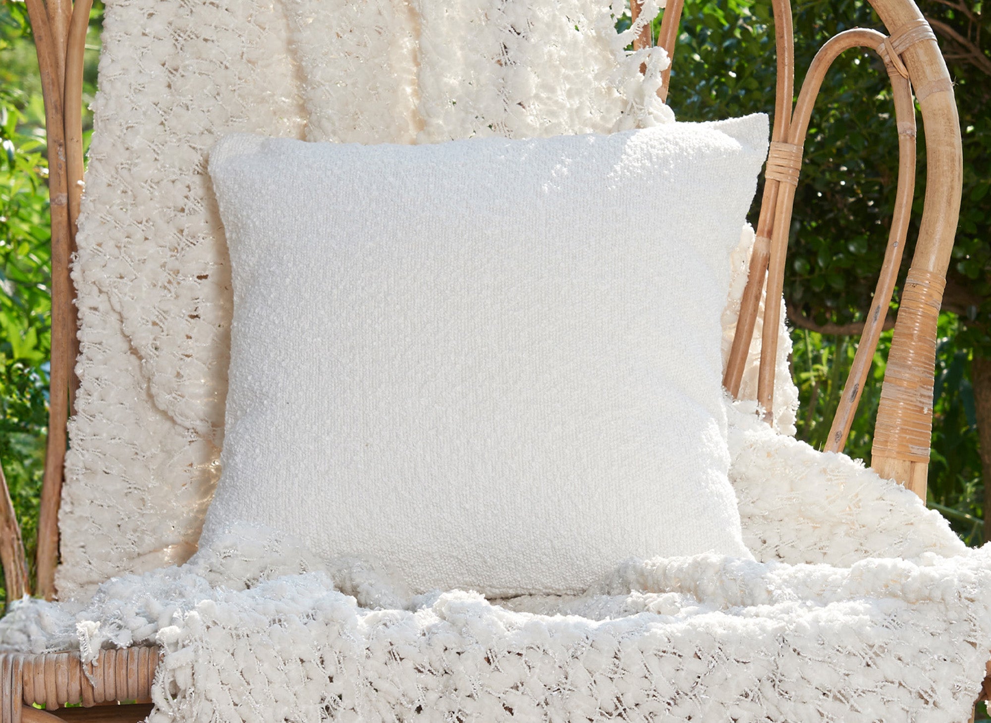 Cojín cuadrado EDEN de 45x45 cm en tejido efecto piel de oveja color blanco roto