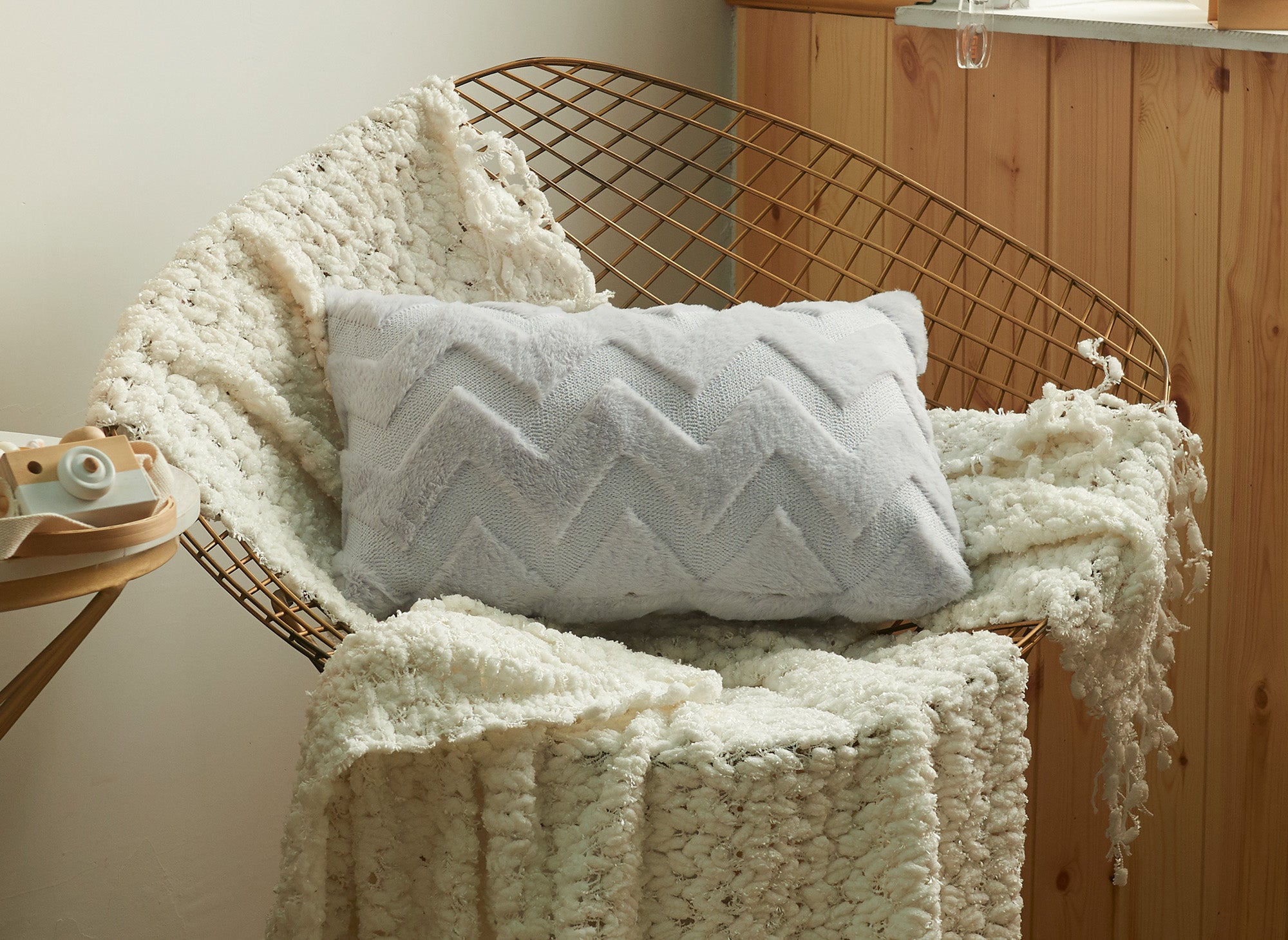 Cojín rectangular HARRY de 50x30 cm en tela suave con estampado de espiga gris claro