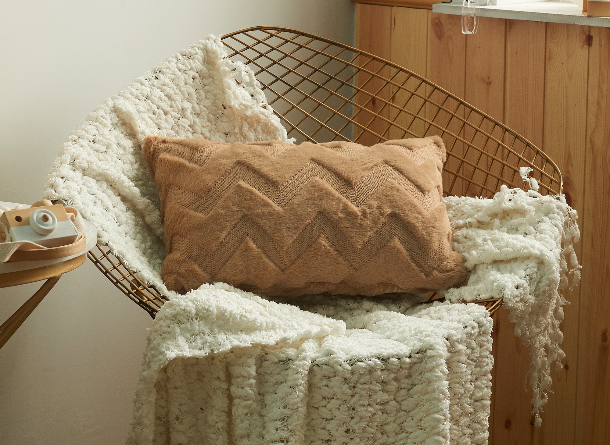 Cojín rectangular de 50x30 cm en tela suave marrón con estampado de espiga HARRY