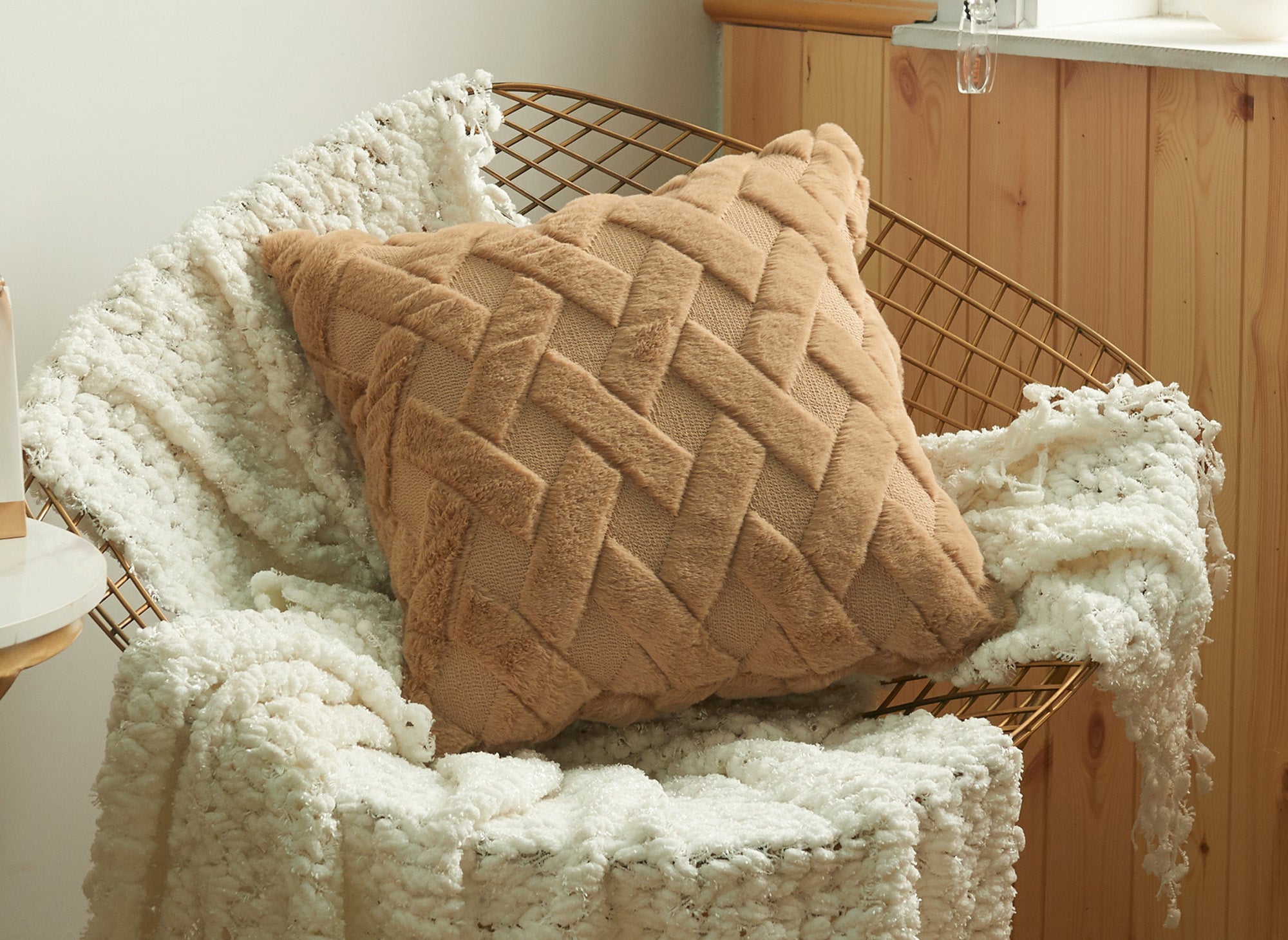 Cojín cuadrado MADALA de 45x45 cm en tejido de pelo marrón con efecto gráfico