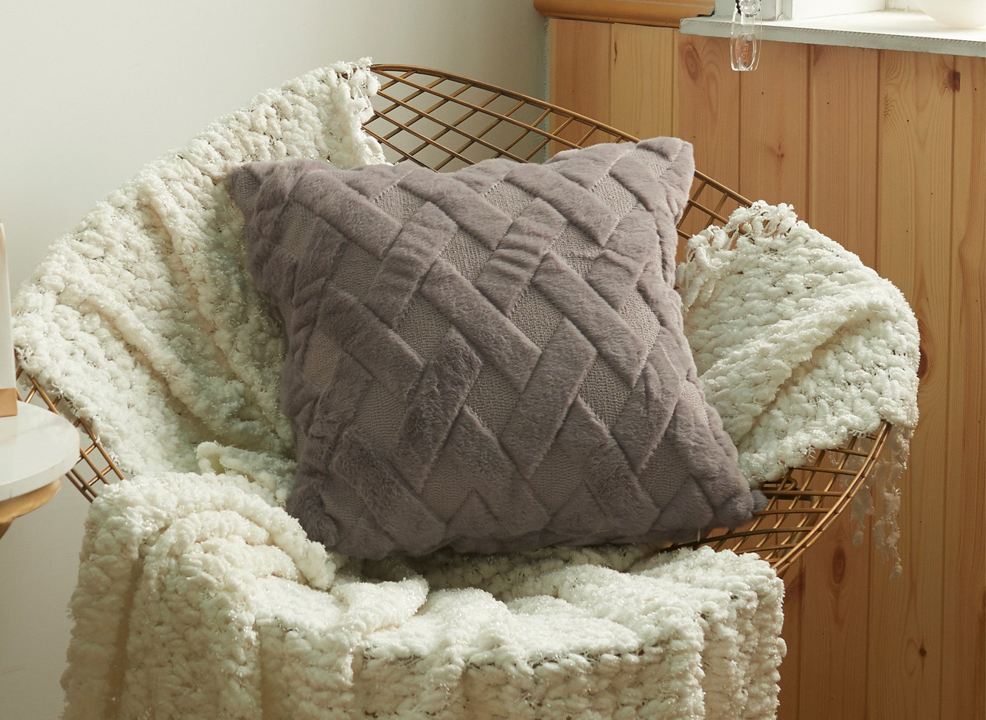 Cojín cuadrado MADALA de 45x45 cm en tejido de pelo con efecto gráfico gris oscuro