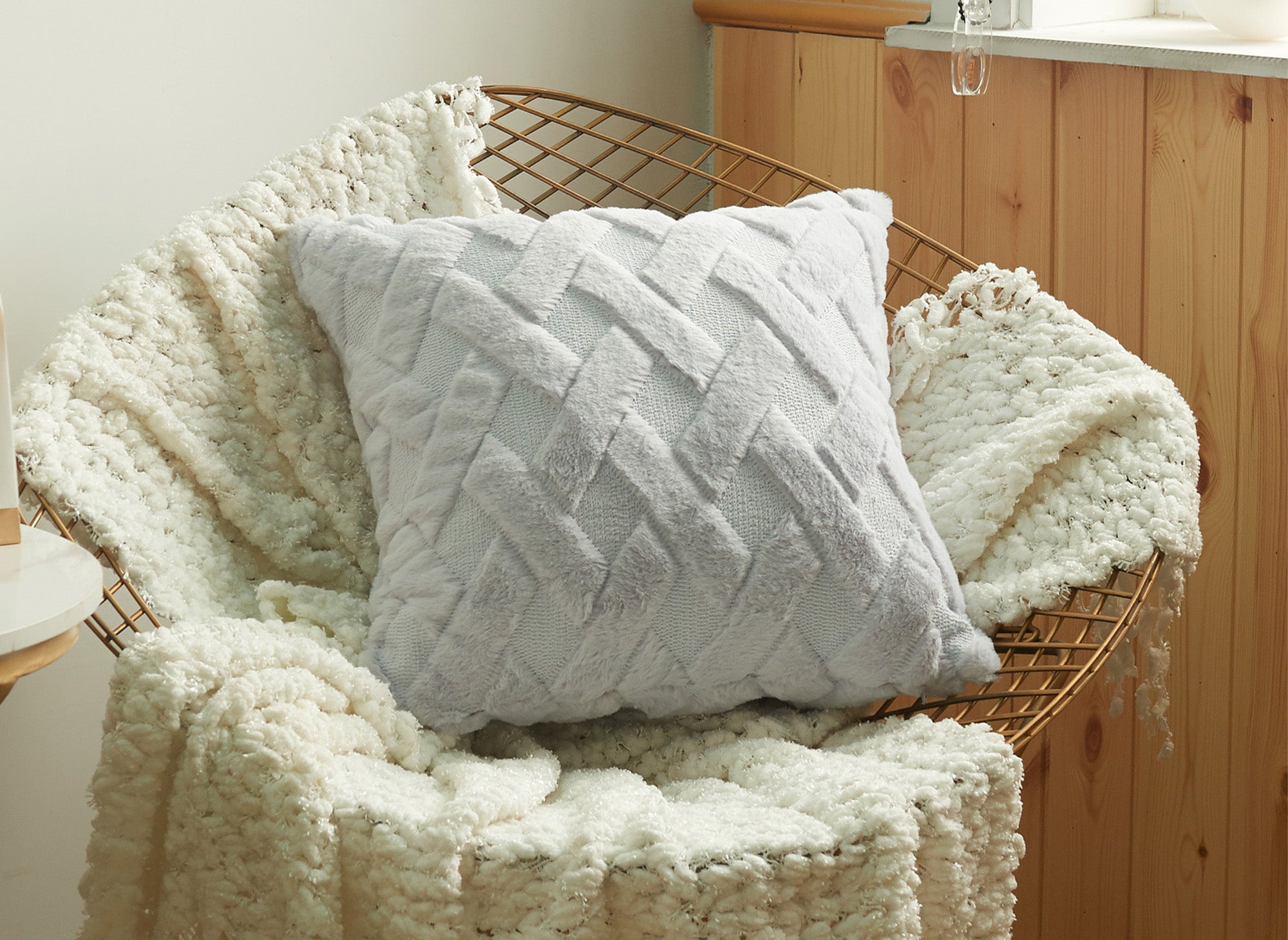 Cojín cuadrado MADALA de 45x45 cm en tejido de pelo con efecto gráfico gris