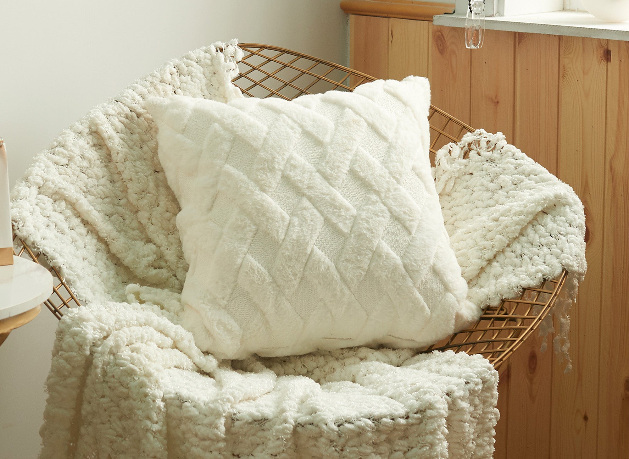 Cojín cuadrado MADALA de 45x45 cm en tejido de pelo con efecto gráfico beige