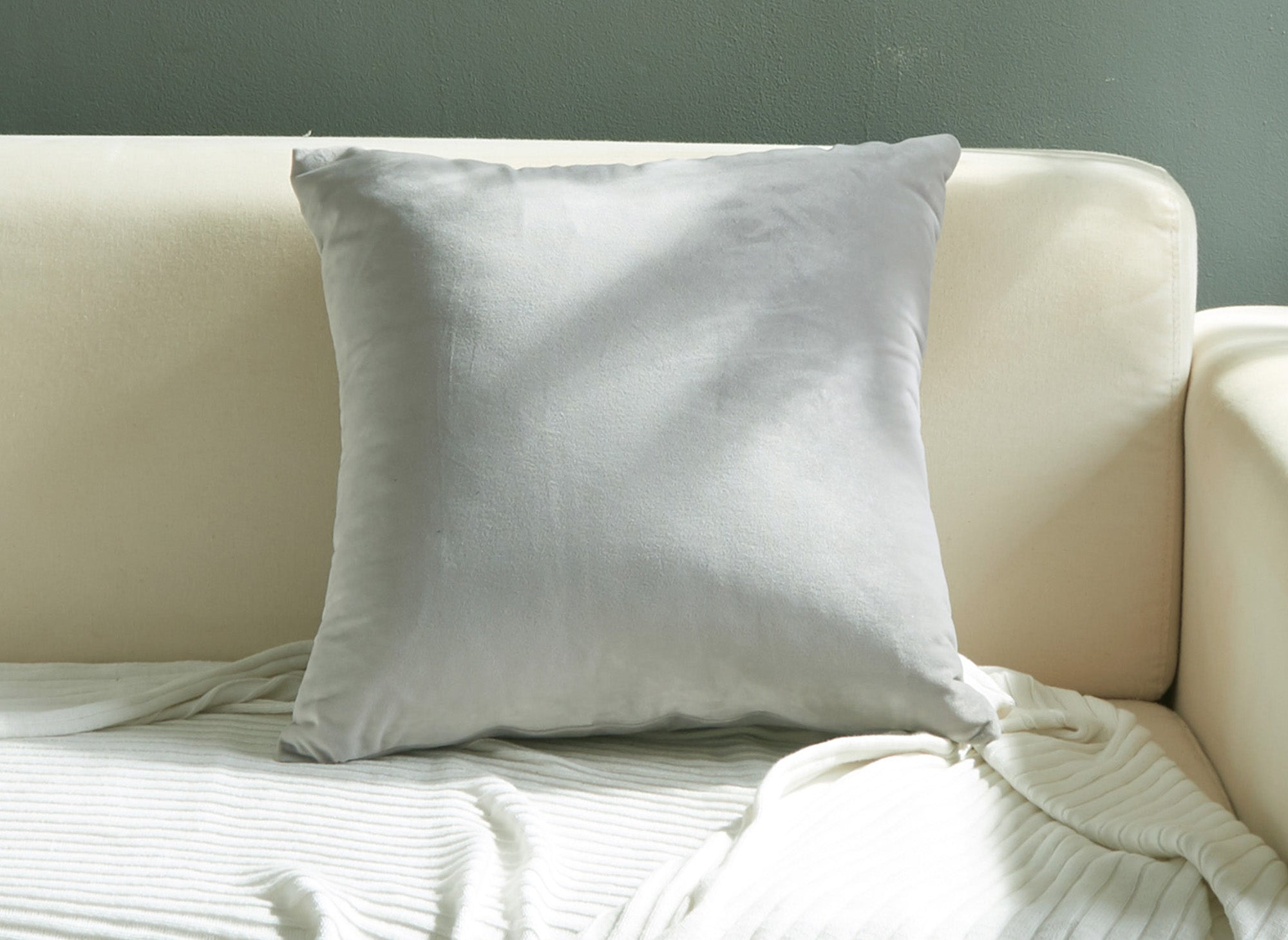 Cojín cuadrado TYGA de 45x45 cm en terciopelo gris claro