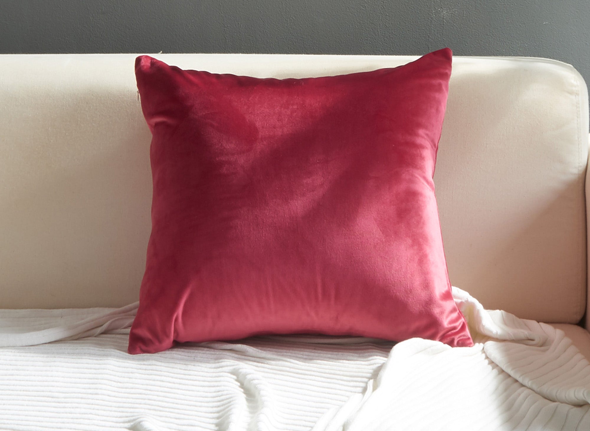 Cojín cuadrado TYGA de 45x45 cm en terciopelo rojo
