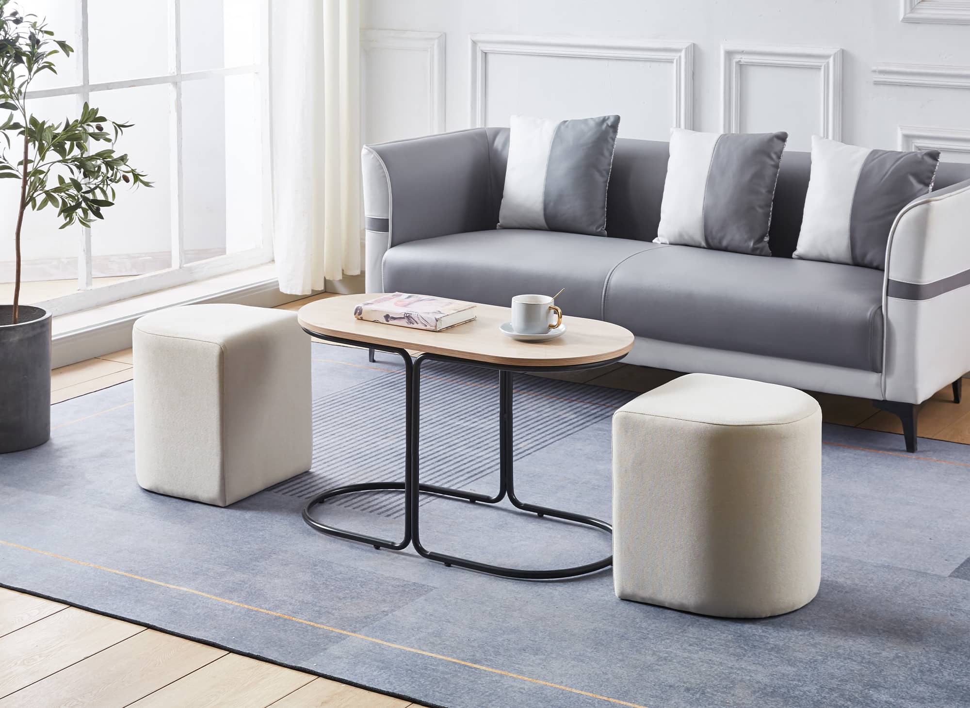 Conjunto de mesa de centro JUDITH en color madera con 2 pufs de tela beige