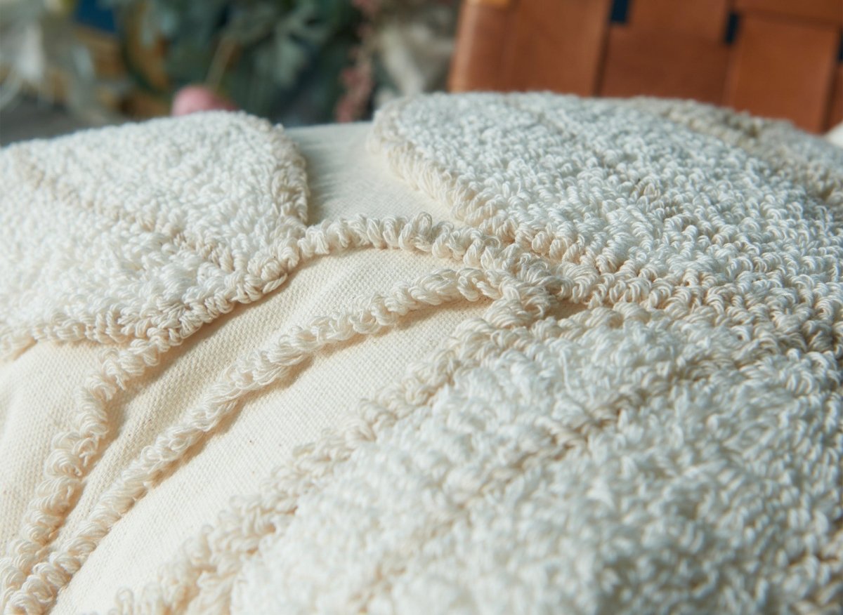 Coussin beige à motif floral 45x45 cm ALESIA - DécoInParis