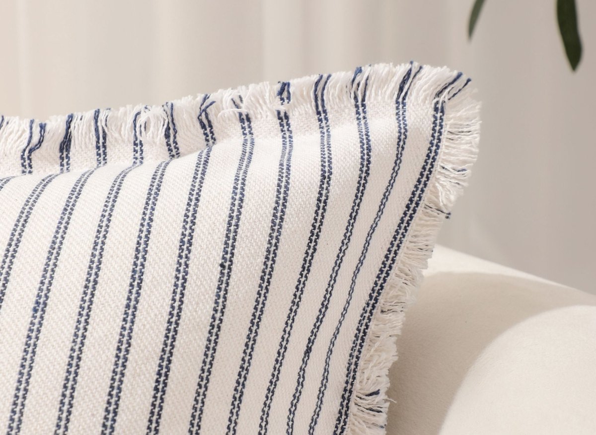 Coussin blanc à rayures bleu marine 45x45 cm TALINA - DécoInParis