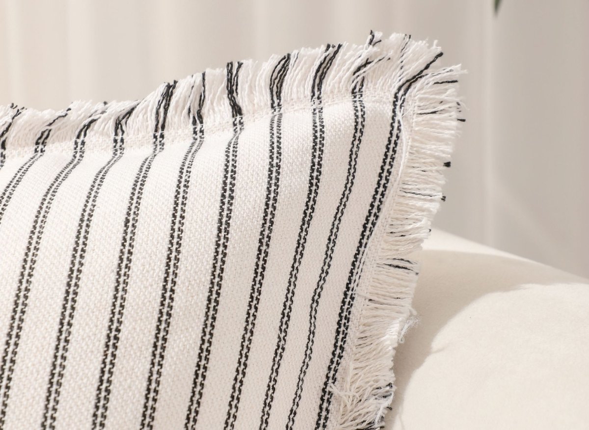 Coussin blanc à rayures noires 45x45 cm TALINA - DécoInParis