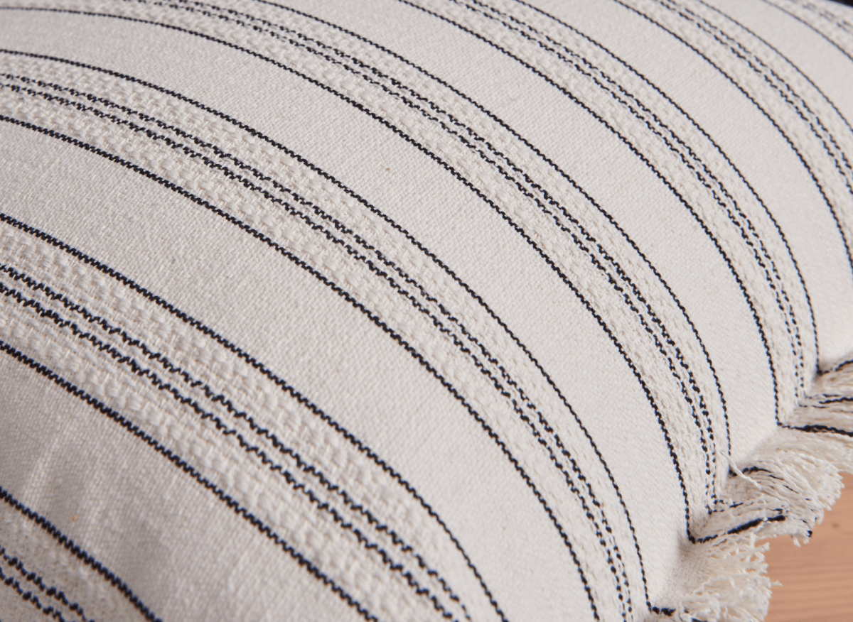 Coussin blanc écru à rayures noires texturées 45x45 cm PAVIA - DécoInParis