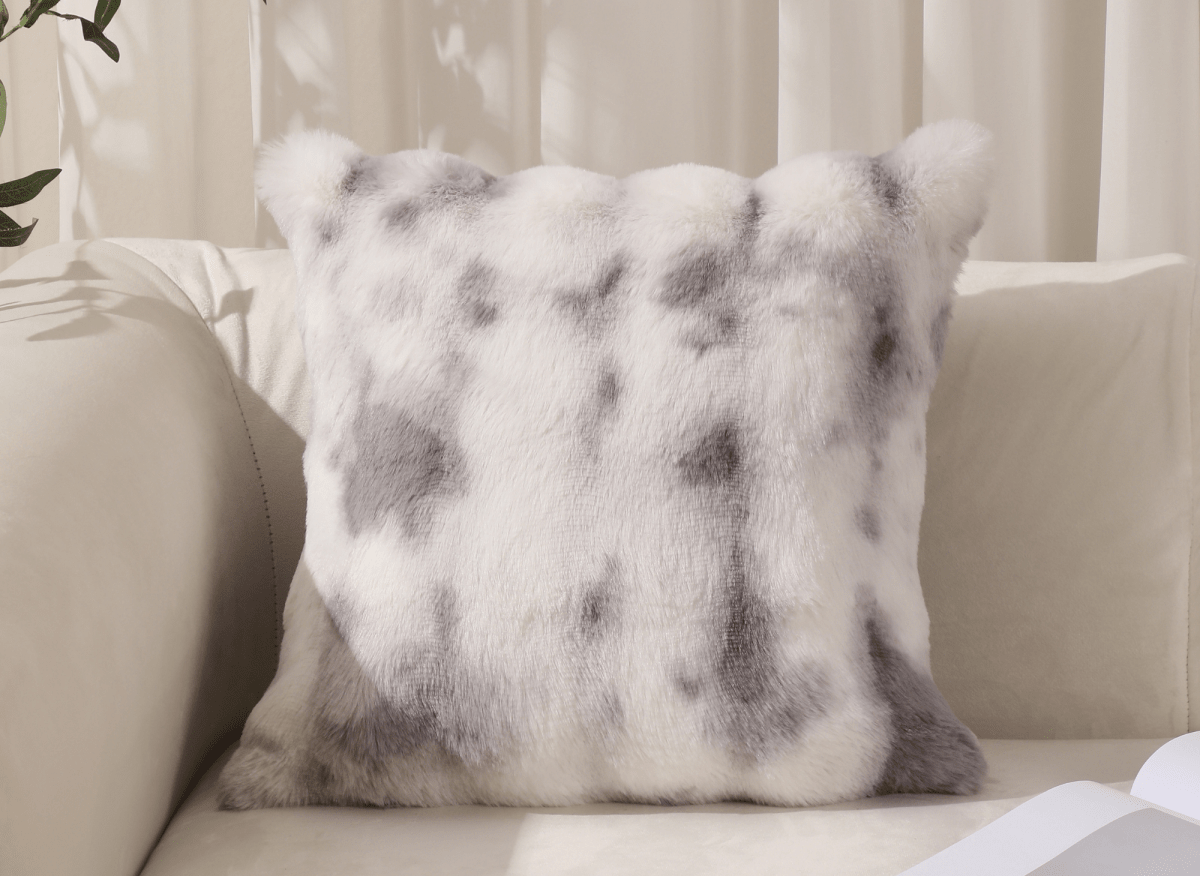 Coussin blanc et gris effet fourrure 45x45 cm KAELA - DécoInParis