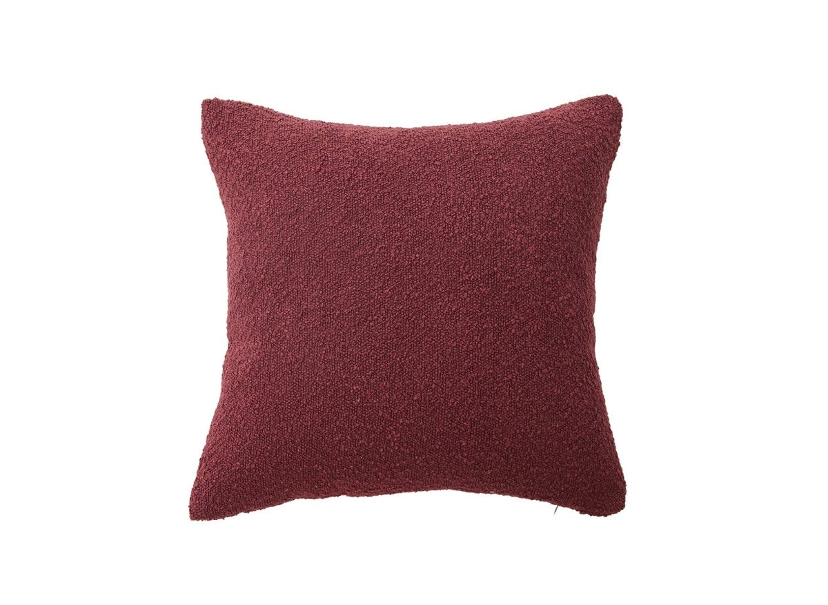 Coussin carré 45x45 cm en tissu effet peau de mouton bordeaux EDEN - DécoInParis