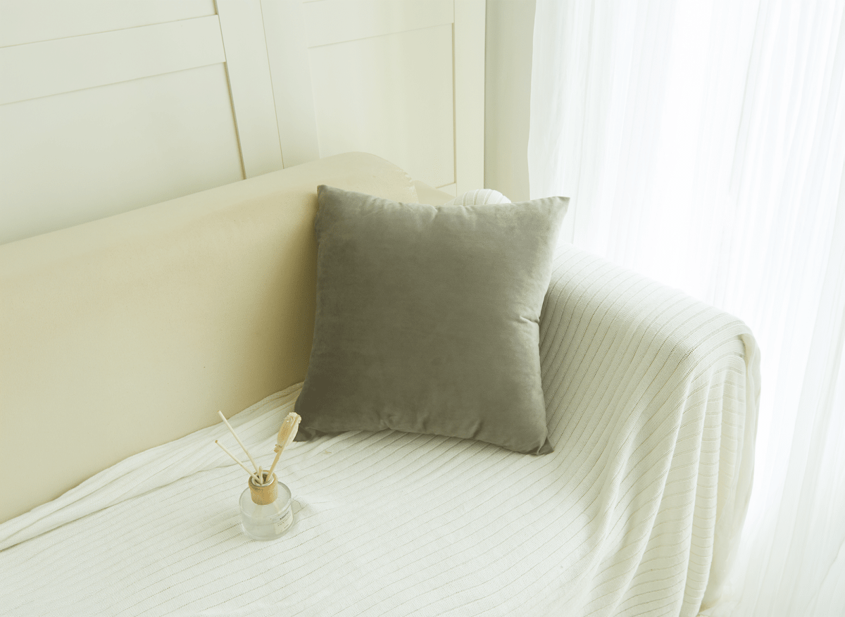 Coussin carré 45x45cm en velours gris foncé TYGA - DécoInParis