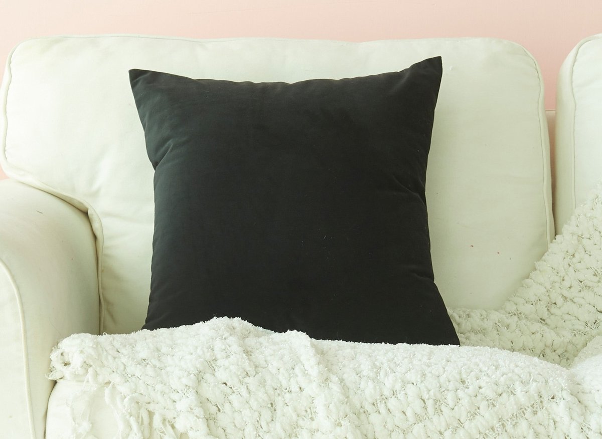 Coussin carré 45x45cm en velours noir TYGA - DécoInParis