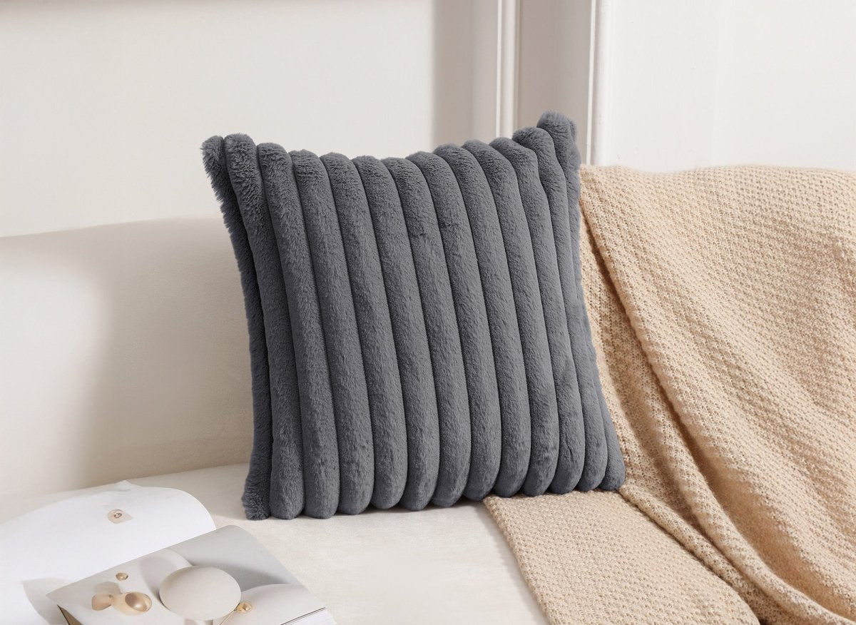 Coussin carré en velours côtelé effet fourrure gris foncé 45x45 cm URBAIN - DécoInParis