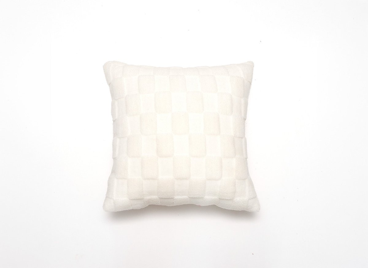 Coussin écrue à motifs carrés 45x45 cm PARME - DécoInParis