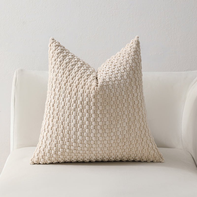 Coussin rond décoratif boule de nœud en effet peau de mouton blanc écru NODUS - DécoInParis