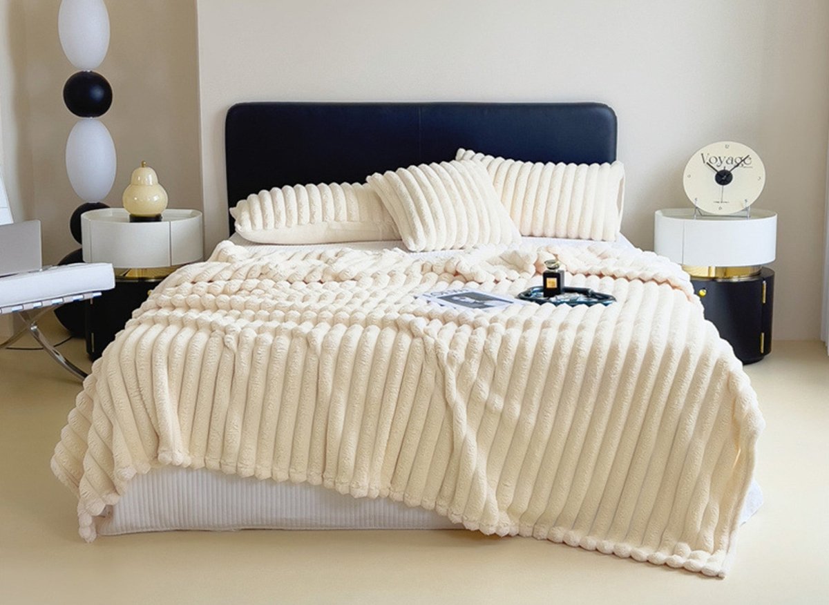 Plaid en velours côtelé épais beige 150x 200 cm CARINO - DécoInParis