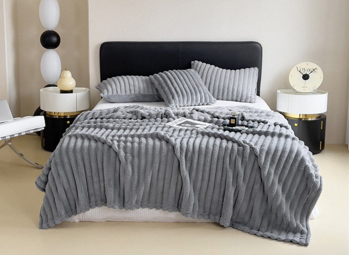 Plaid en velours côtelé épais gris clair 150x 200 cm CARINO - DécoInParis