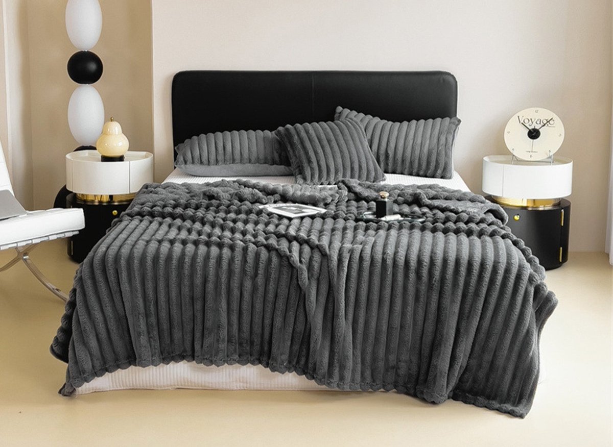 Plaid en velours côtelé épais gris foncé 150x 200 cm CARINO - DécoInParis