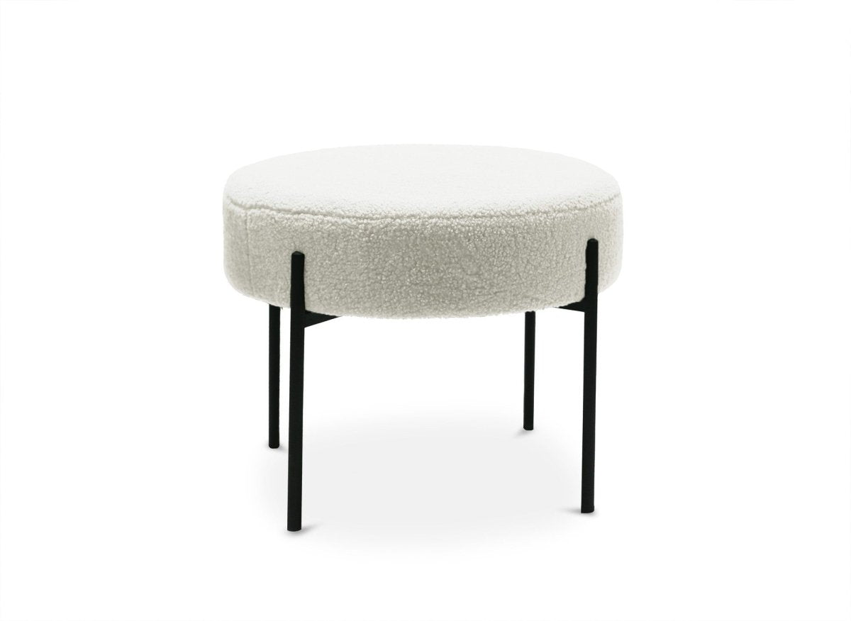 Pouf en tissu effet peau de mouton blanc écru et pieds en métal noir LEYAN - DécoInParis