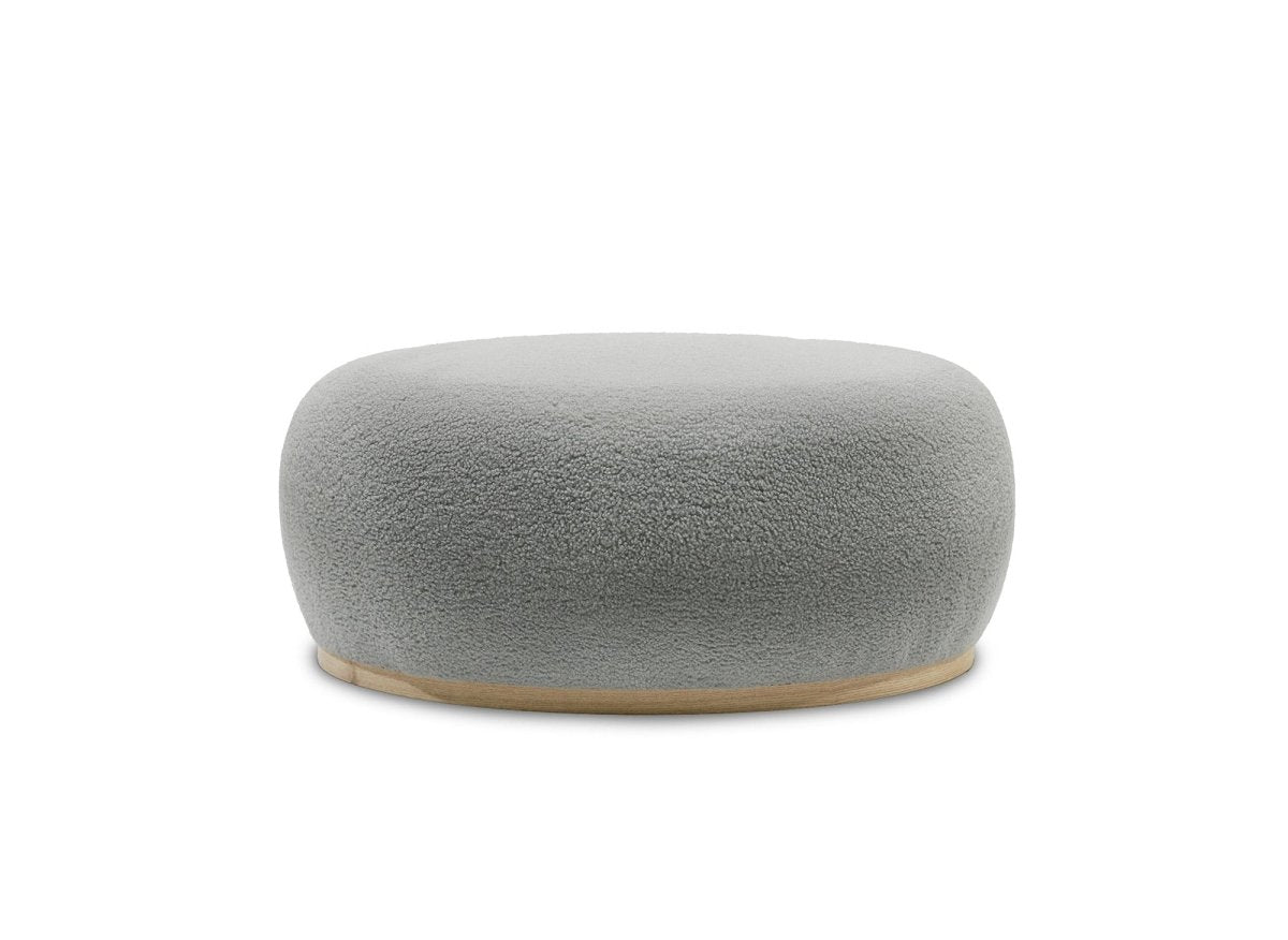 Pouf ovale en tissu effet peau de mouton gris et bois CALY - DécoInParis