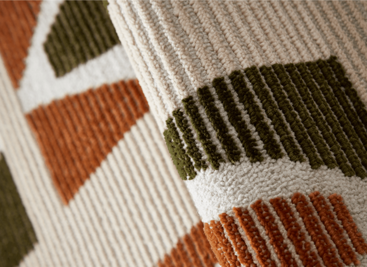 Tapis beige à motifs géométriques verts et terracotta 160 x 230 cm IONA - DécoInParis