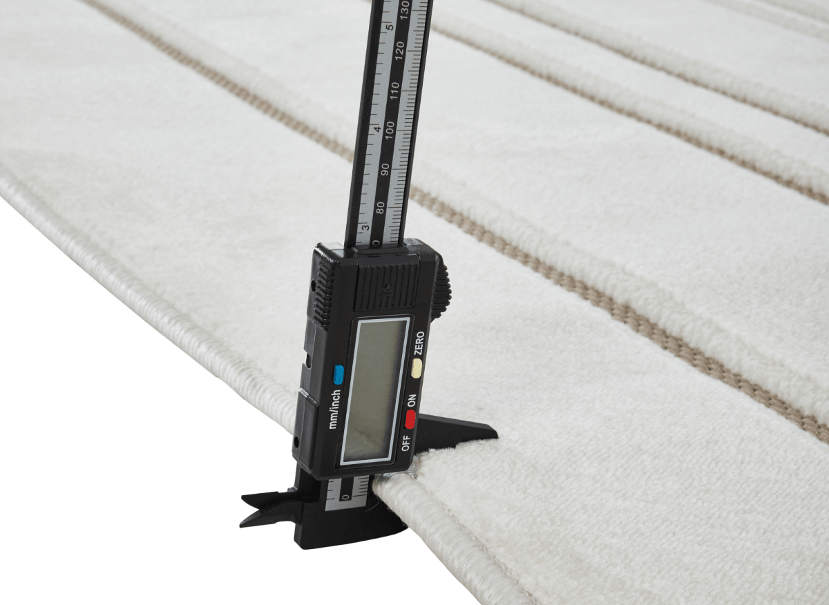 Tapis blanc écru à lignes asymétriques beiges 160 x 230 cm AYLAN - DécoInParis