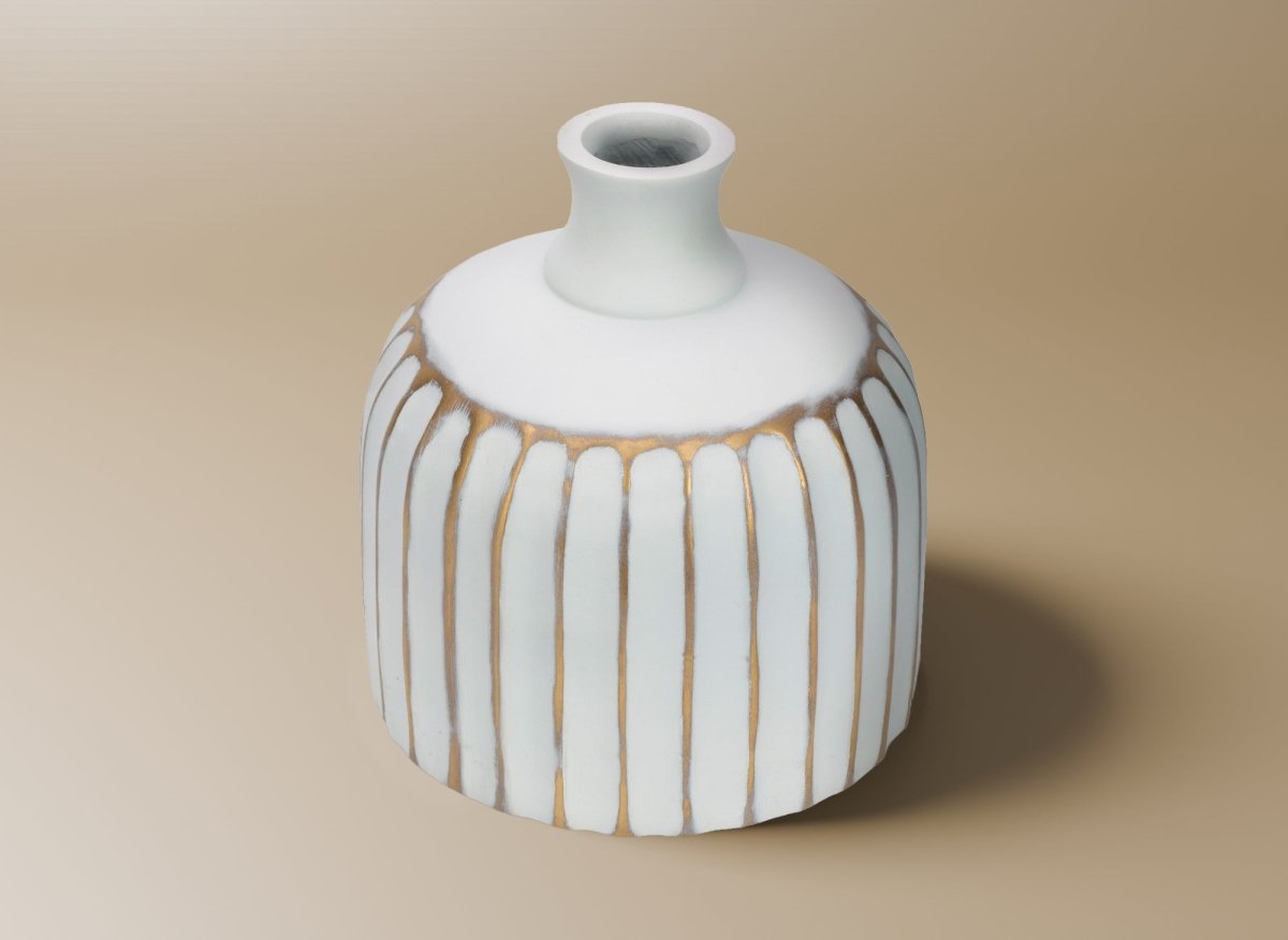 Vase en polyrésine blanc et doré H19 cm ARCA - DécoInParis