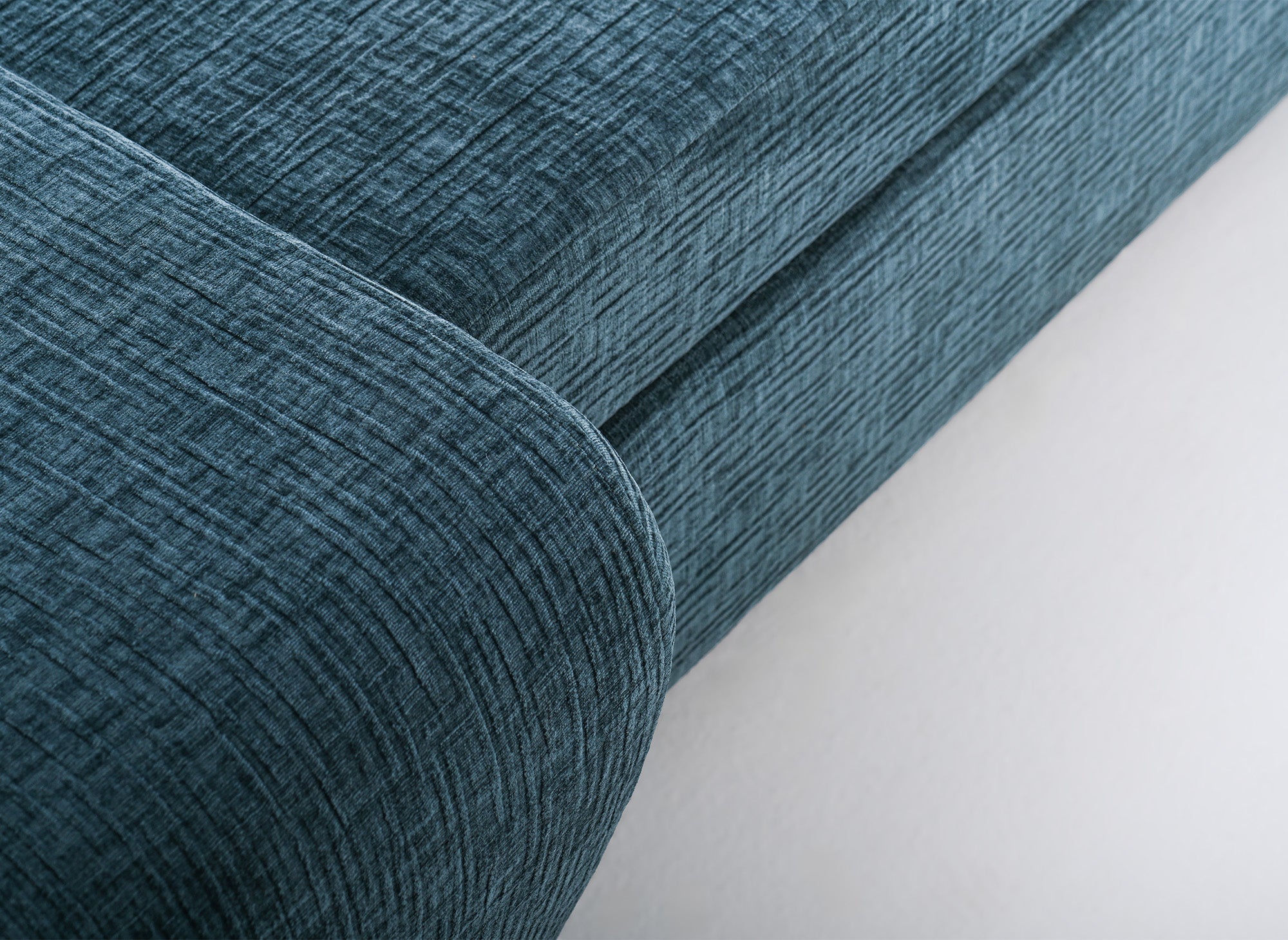 Sofá esquinero convertible reversible SOLEA con almacenaje en terciopelo azul petróleo jaspeado