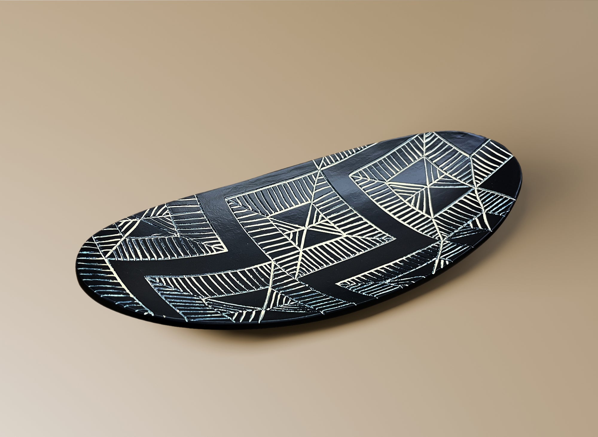 Bandeja étnica de poliresina blanca y negra, 37 cm, MAORÍ