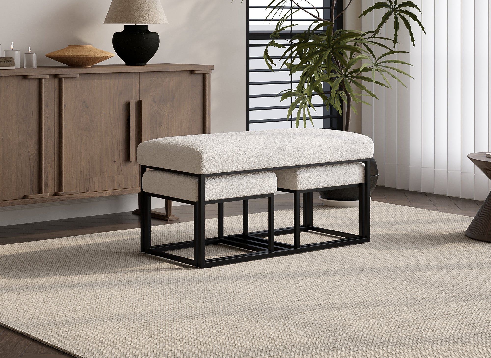 Banco BECKIE con reposapiés en tela bouclé color crudo y patas de metal negro.