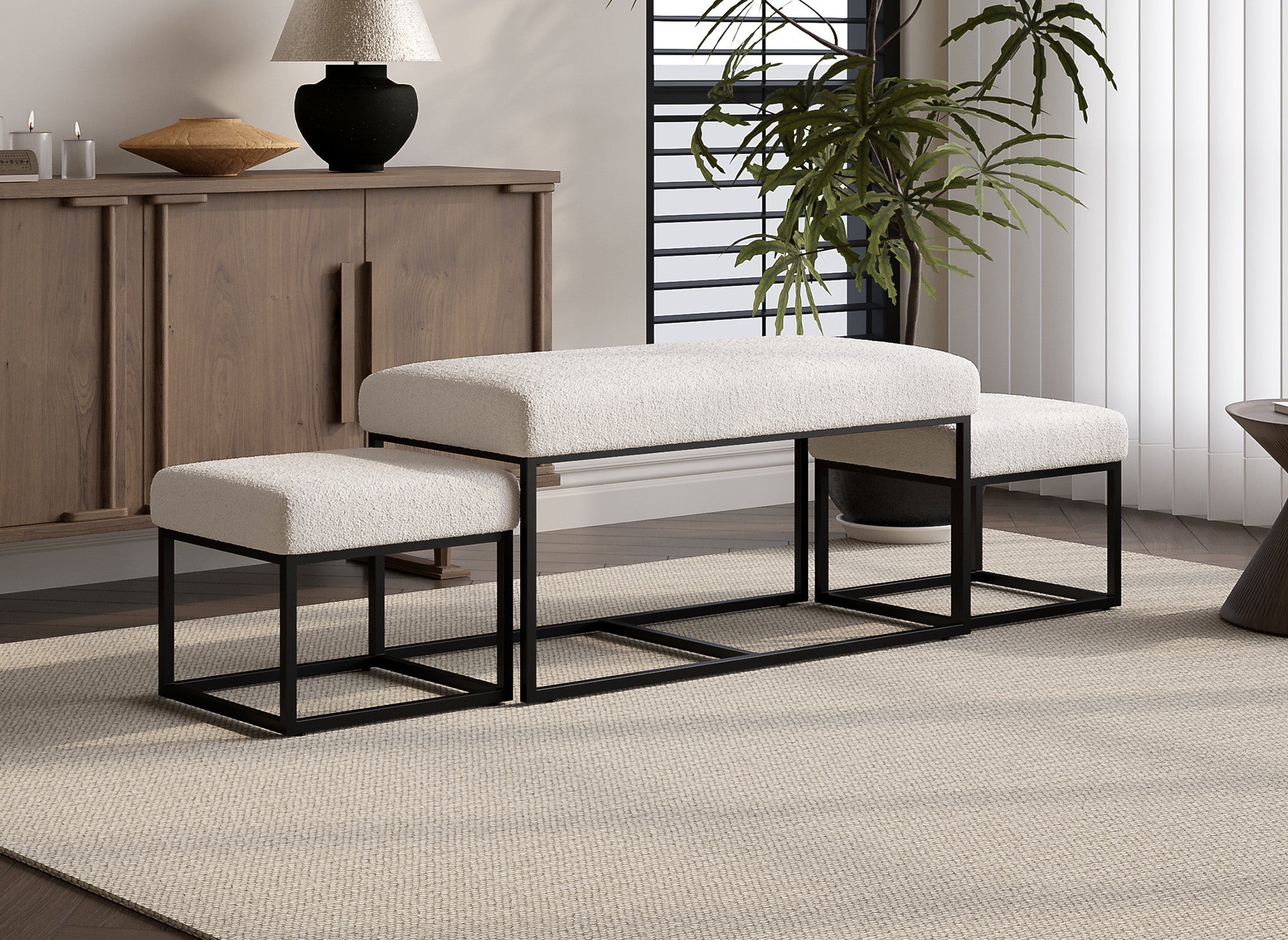 Banco BECKIE con reposapiés en tela bouclé color crudo y patas de metal negro.