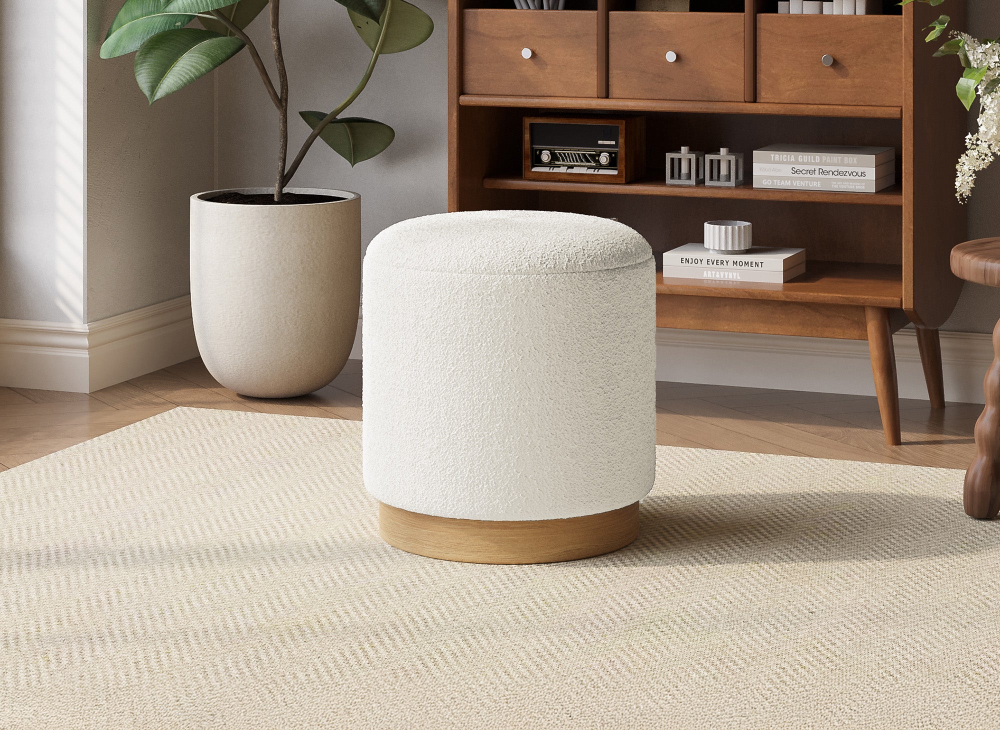 Puf DENIA en tejido color crudo con efecto piel de oveja y madera