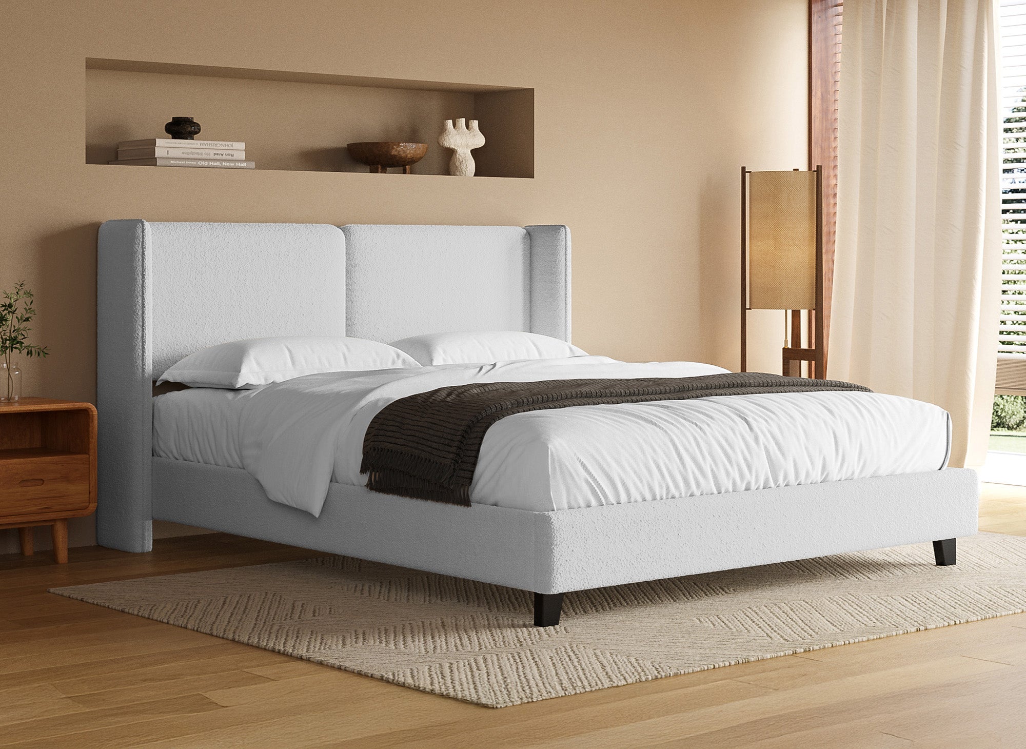 Cama doble KAYDEN de 180x200 cm, tapizada en tela con efecto piel de oveja gris claro.