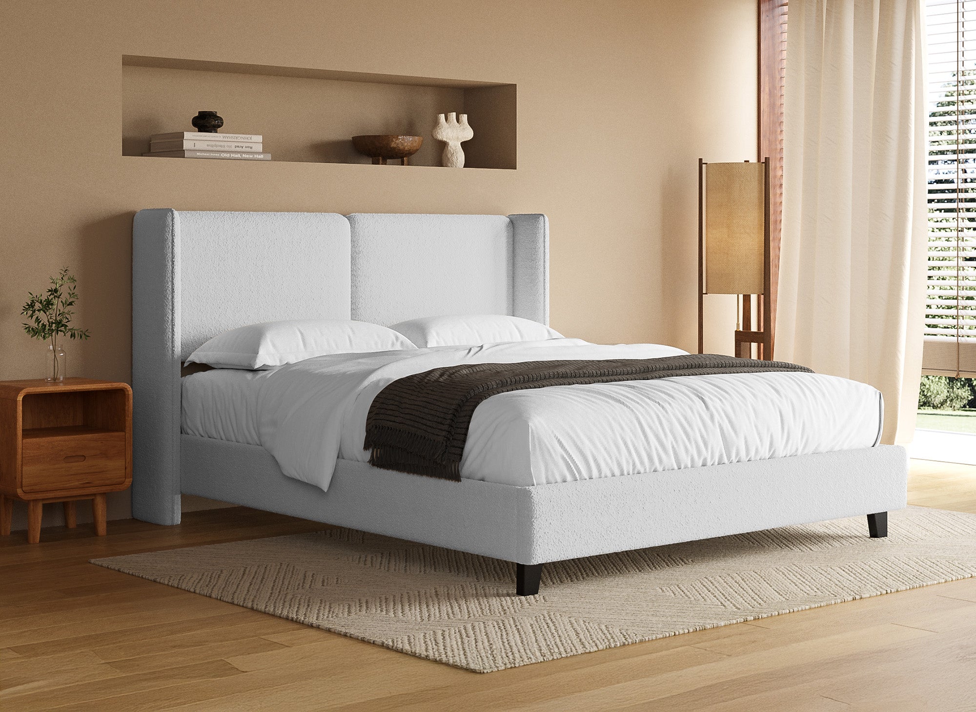 Cama doble KAYDEN de 160x200 cm, tapizada en tela con efecto piel de oveja gris claro.